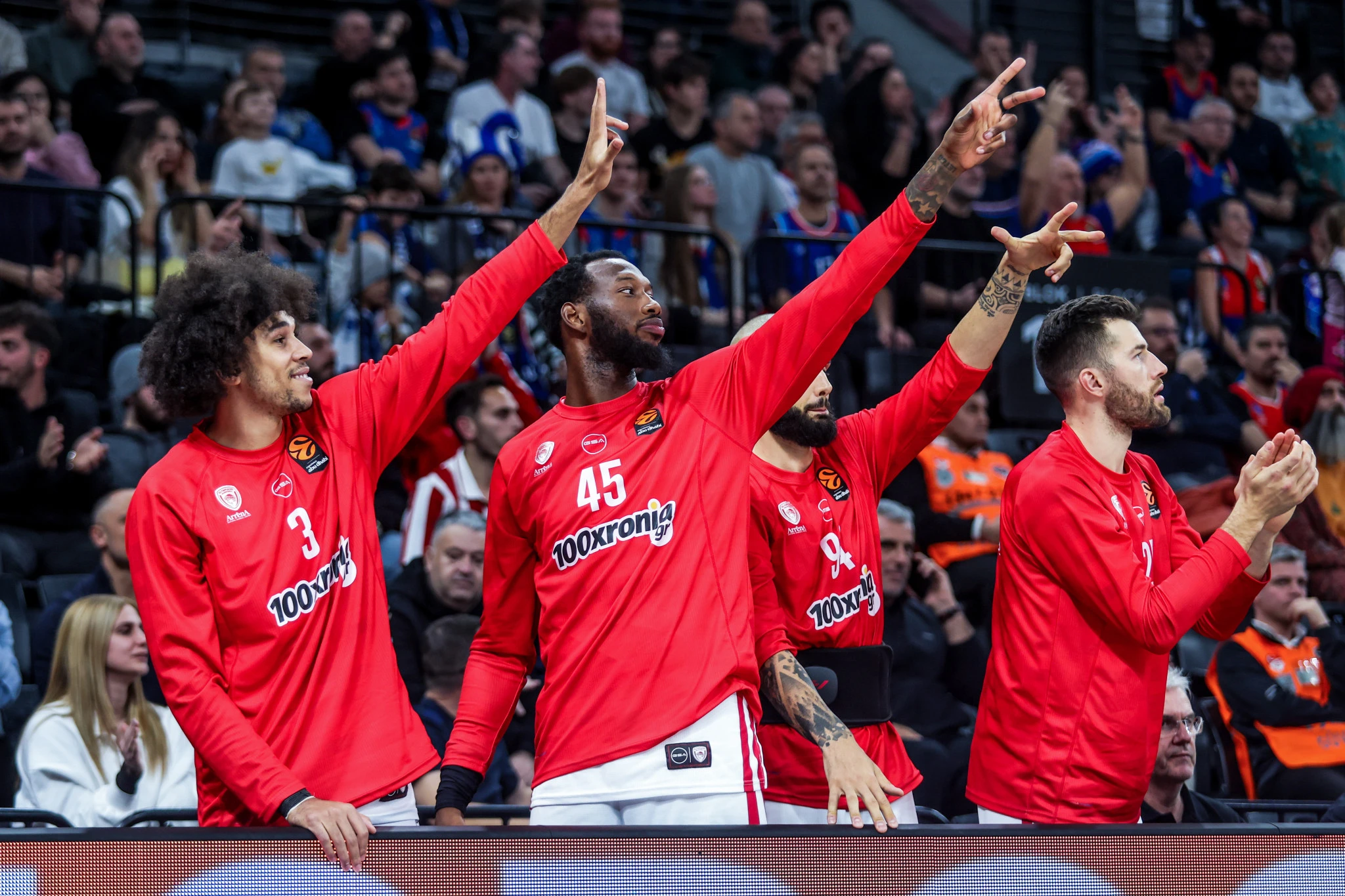 Οι παίκτες στον πάγκο του Ολυμπιακού - Πηγή: Eurokinissi