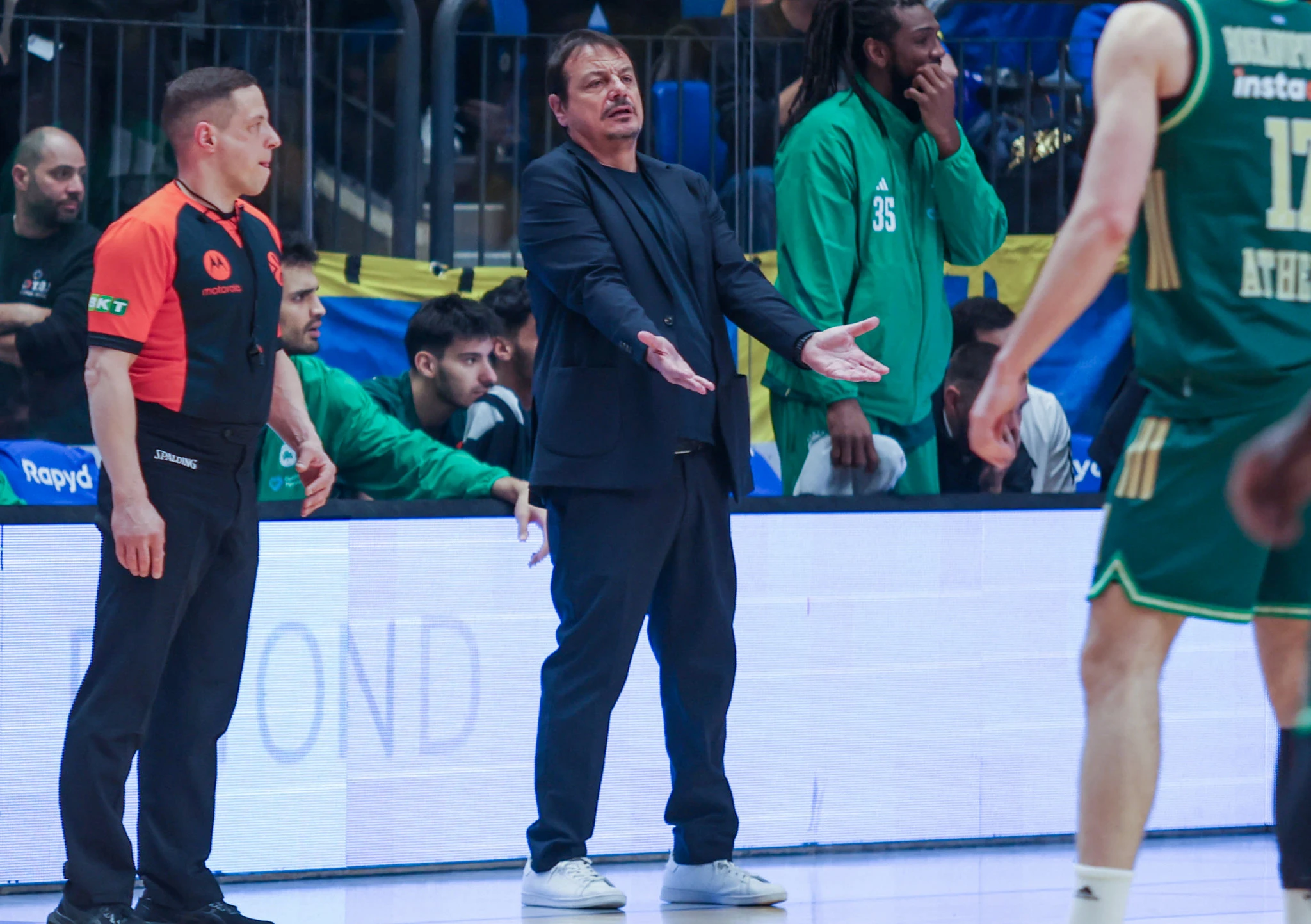 Ο αγανακτισμένος τεχνικός του Παναθηναϊκού, διαμαρτύρεται εντόνως / Πηγή: Eurokinissi