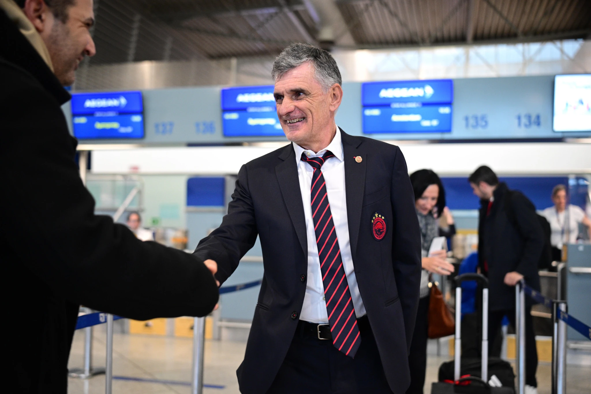 Ο Χοσέ Λουίς Μεντιλίμπαρ με οπαδό του Ολυμπιακού / Πηγή: Intime