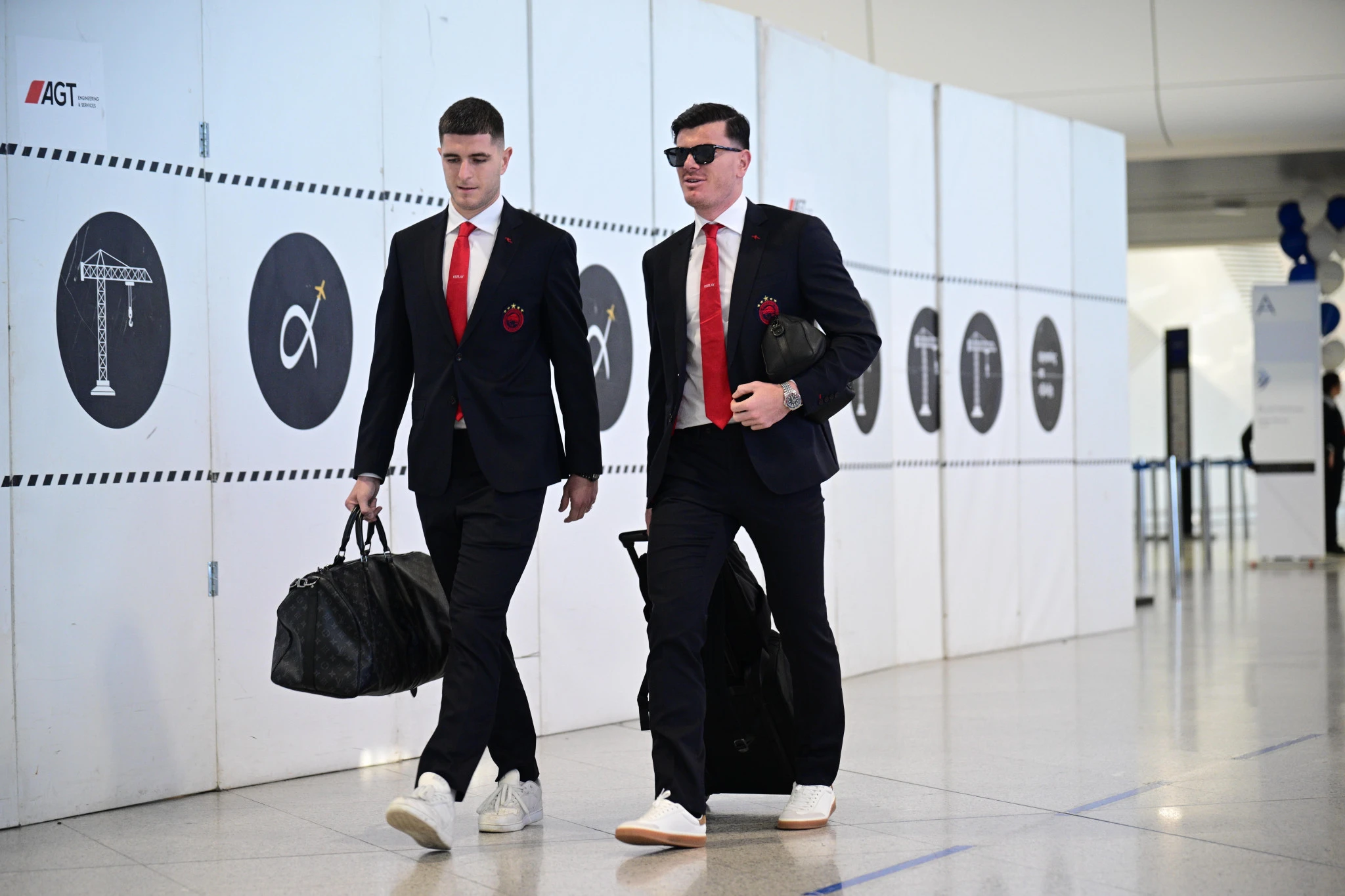 Ο Πιρόλα και ο Μπιανκόν κατά την αποχώρηση του Ολυμπιακού / Πηγή: Intime