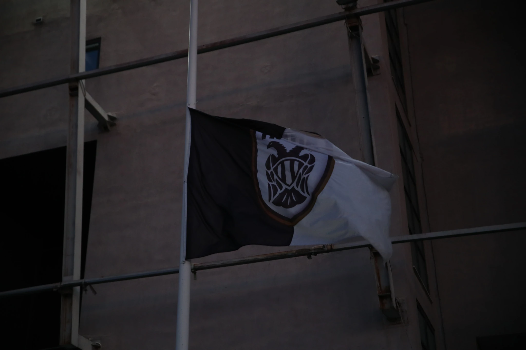 Μεσίστια σημαία του ΠΑΟΚ στην Τούμπα / Πηγή: Eurokinissi