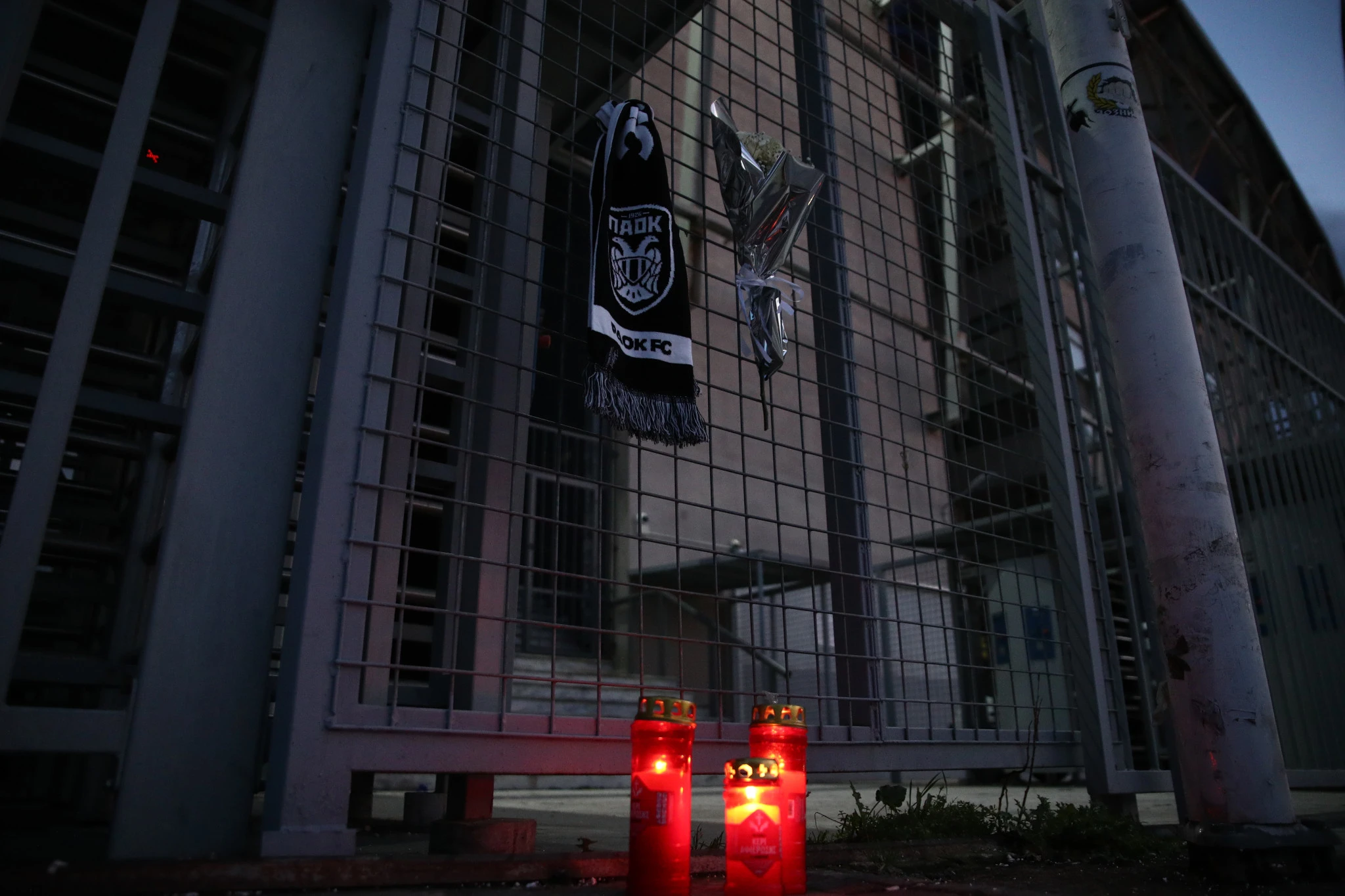 Κεριά, κασκόλ και ανθοδέσμη στην Τούμπα / Πηγή: Eurokinissi