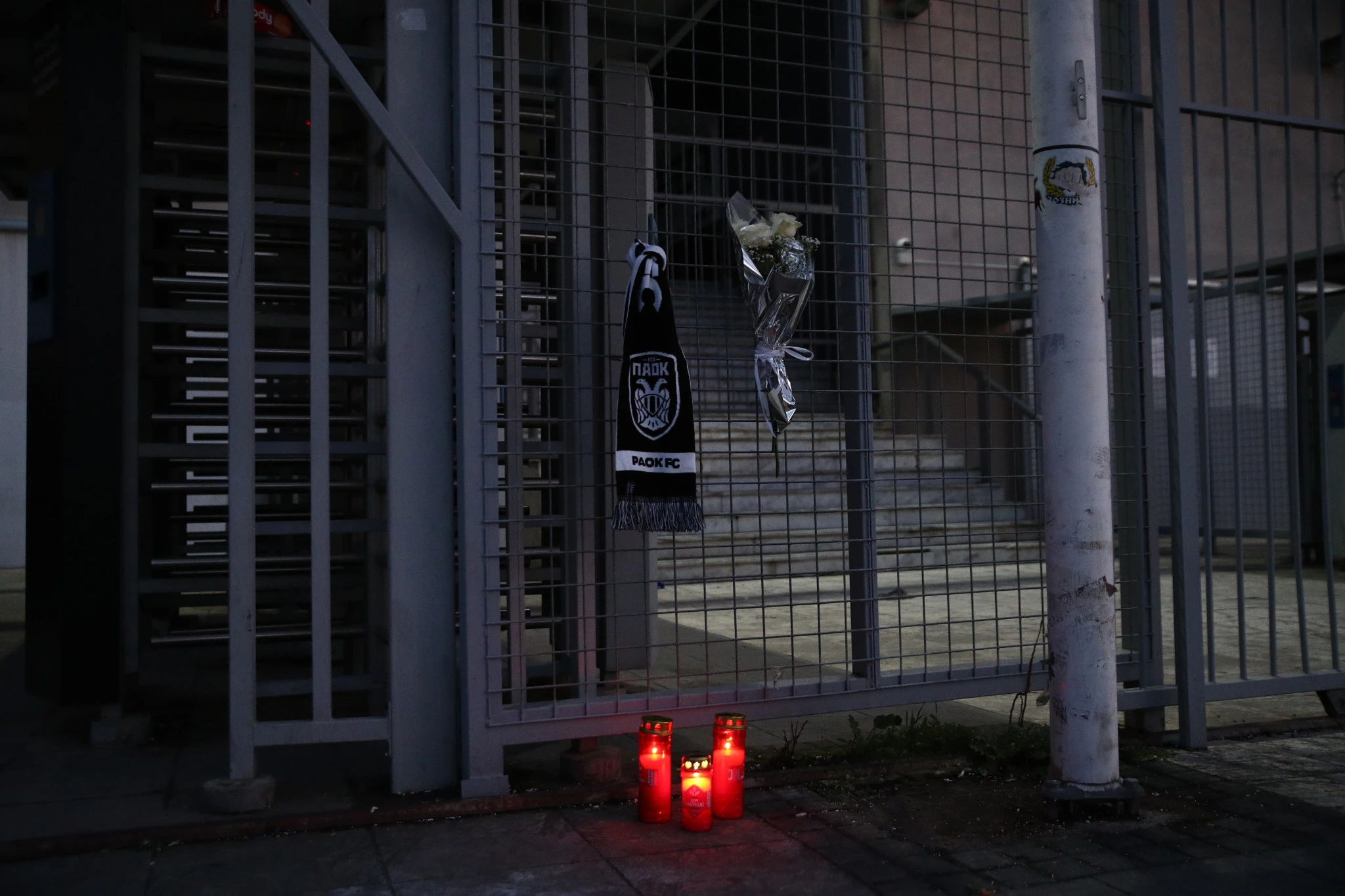 Κεριά, κασκόλ και ανθοδέσμη στην Τούμπα / Πηγή: Eurokinissi