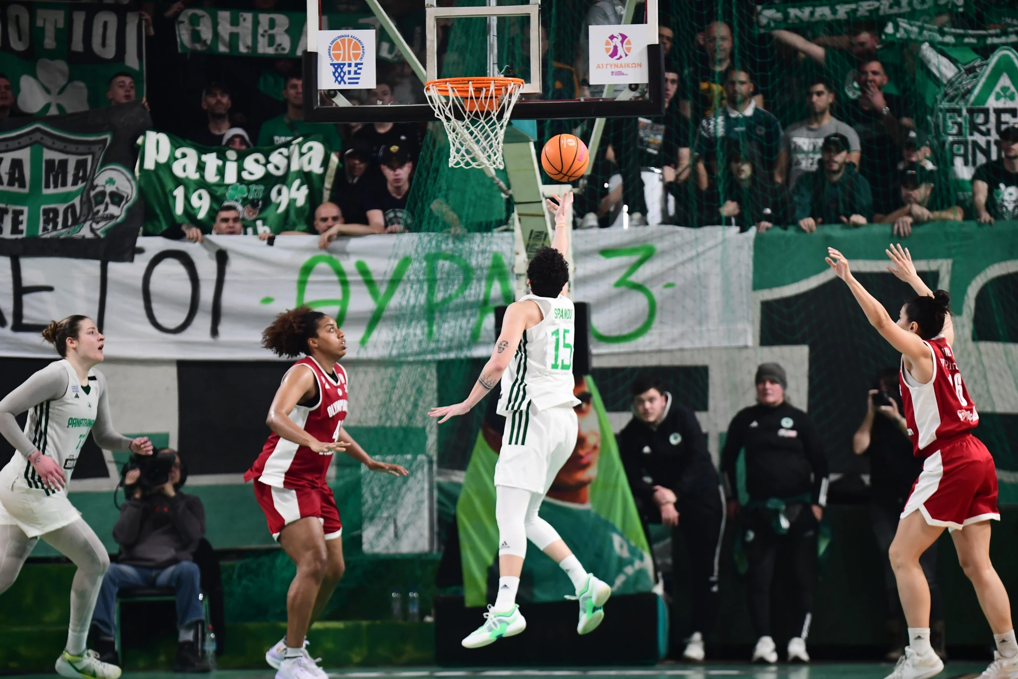 Το καλάθι της Σπανού που έδωσε τη νίκη στον Παναθηναϊκό, κόντρα στον Ολυμπιακό / Πηγή: Eurokinissi