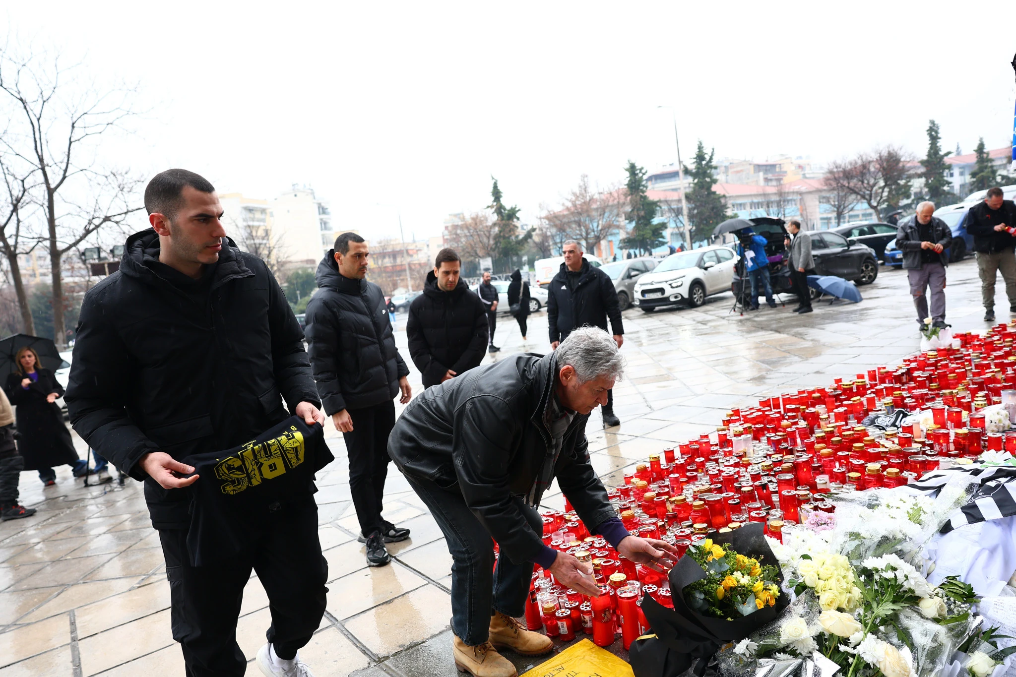 Αντιπροσωπεία της ΚΑΕ Άρης στην Τούμπα / Πηγή: Eurokinissi