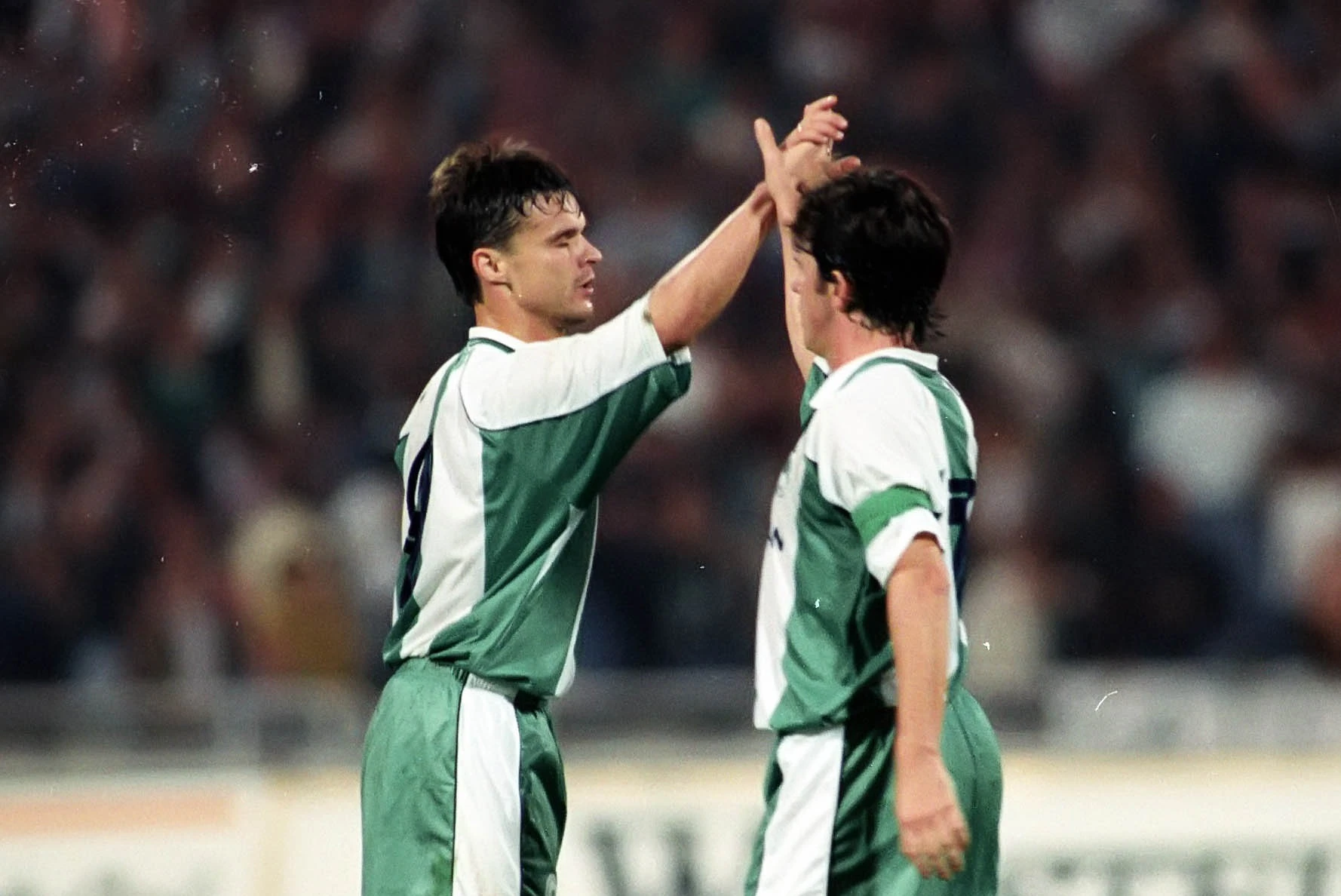 Οι Κριστόφ Βαζέχα και Δημήτρης Σαραβάκος πανηγυρίζουν το γκολ του Παναθηναϊκού απέναντι στην Μπάγερ Λεβερκούζεν / Πηγή: Eurokinissi