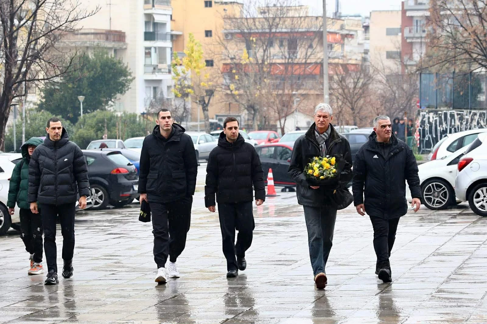 Άνθρωποι της ΚΑΕ Άρης στην Τούμπα / Πηγή: Eurokinissi