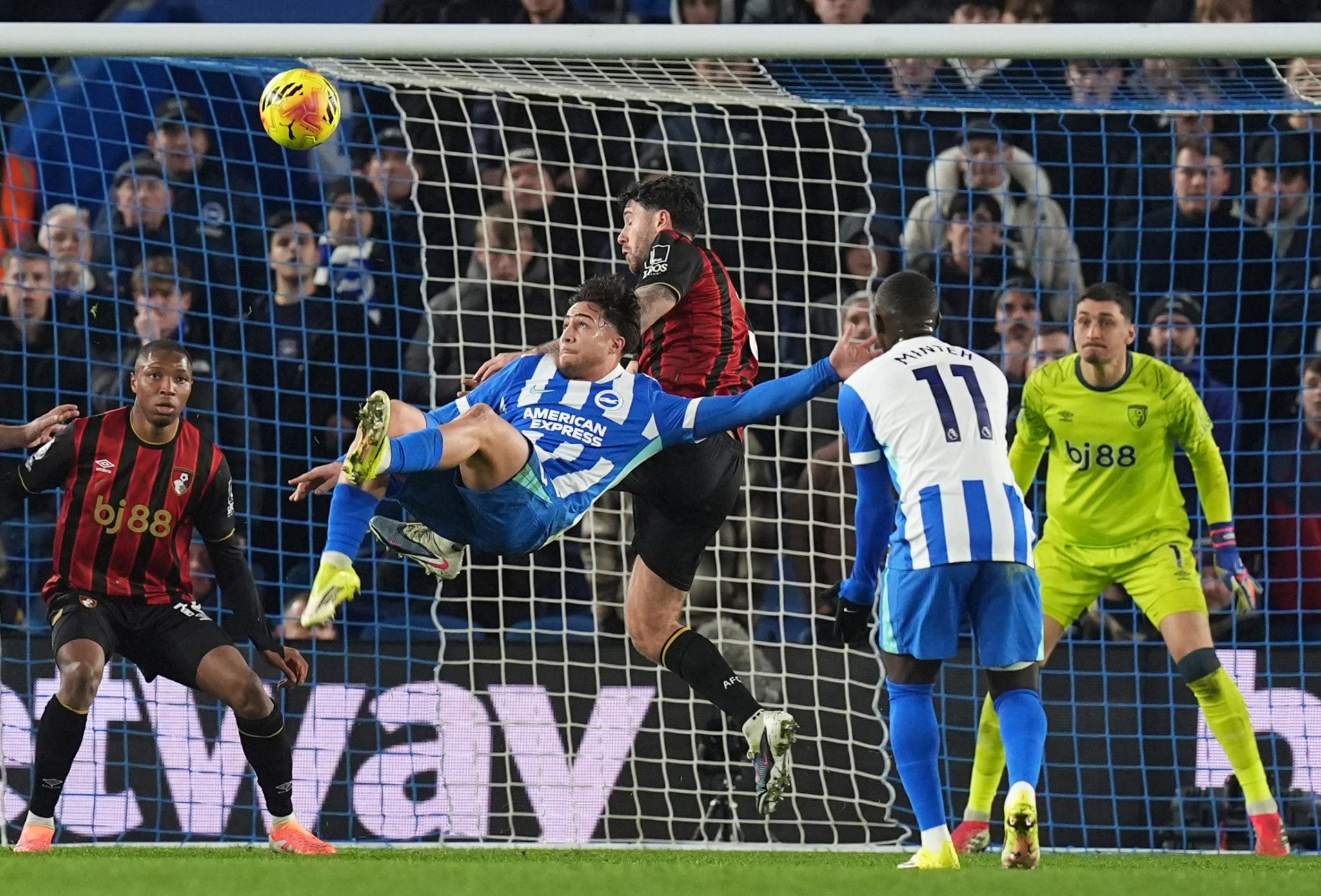 Ο Μπάμπης Κωστούλας πέτυχε ένα αδιαόητο ανάποδο ψαλιδάκι / Πηγή: Photo by Gareth Fuller/PA Images via Getty Images