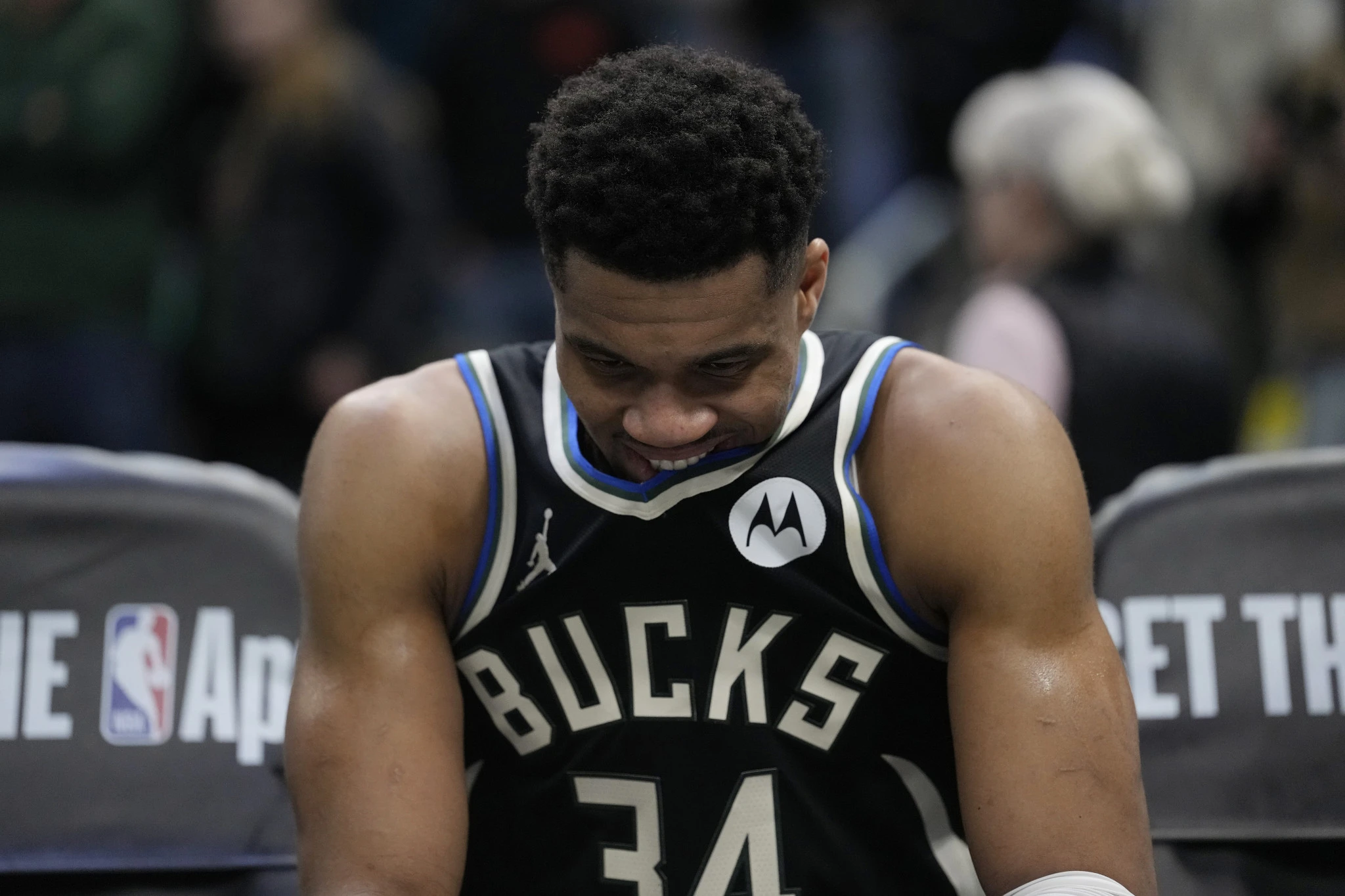 Ο Γιάννης Αντετοκούνμπο απέχει από τις αγωνιστικές υποχρεώσεις των Μπακς / Photo by Patrick McDermott/Getty Images