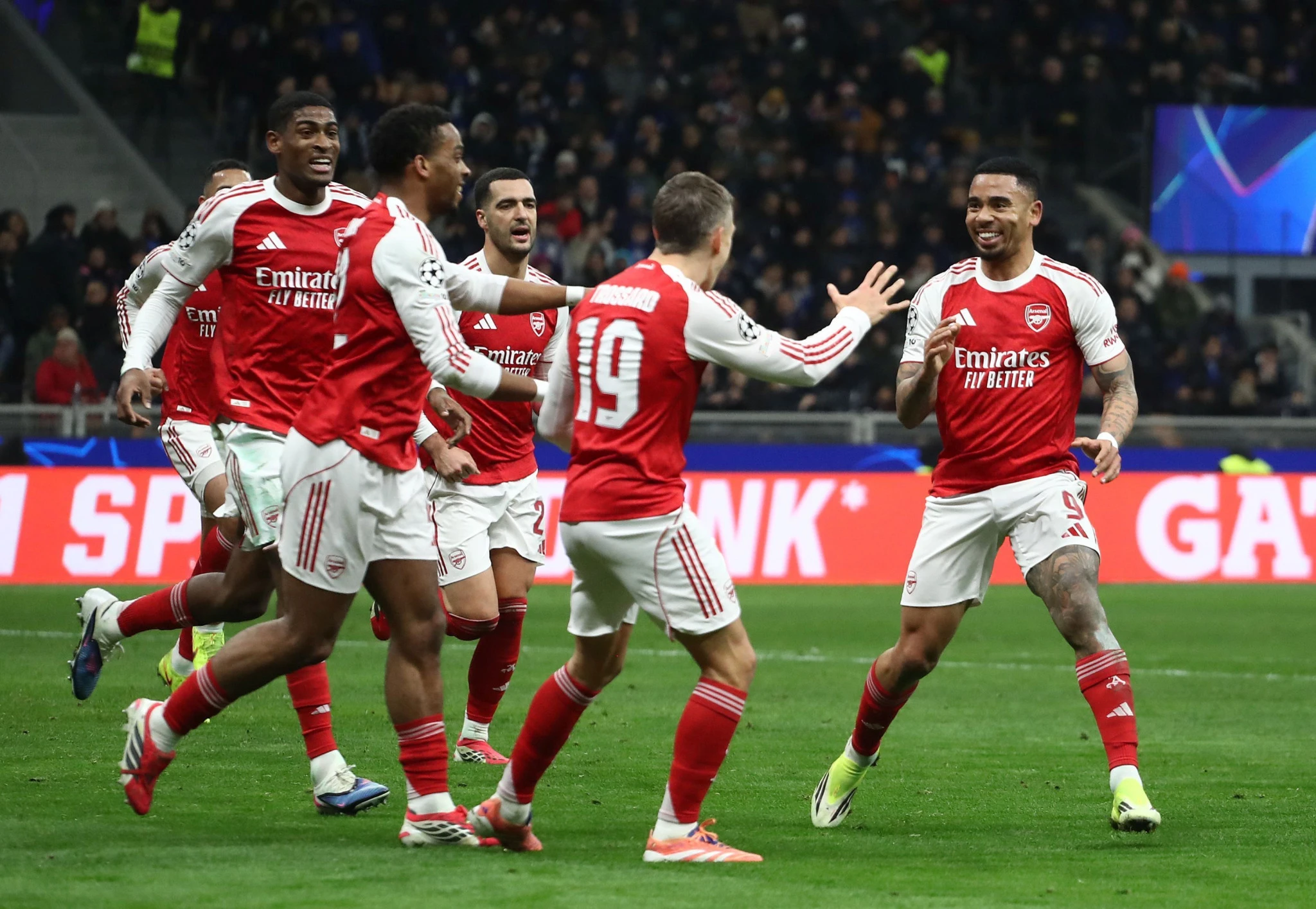 Οι ποδοσφαιριστές της Άρσεναλ πανηγυρίζουν / Photo by Marco Luzzani/Getty Images