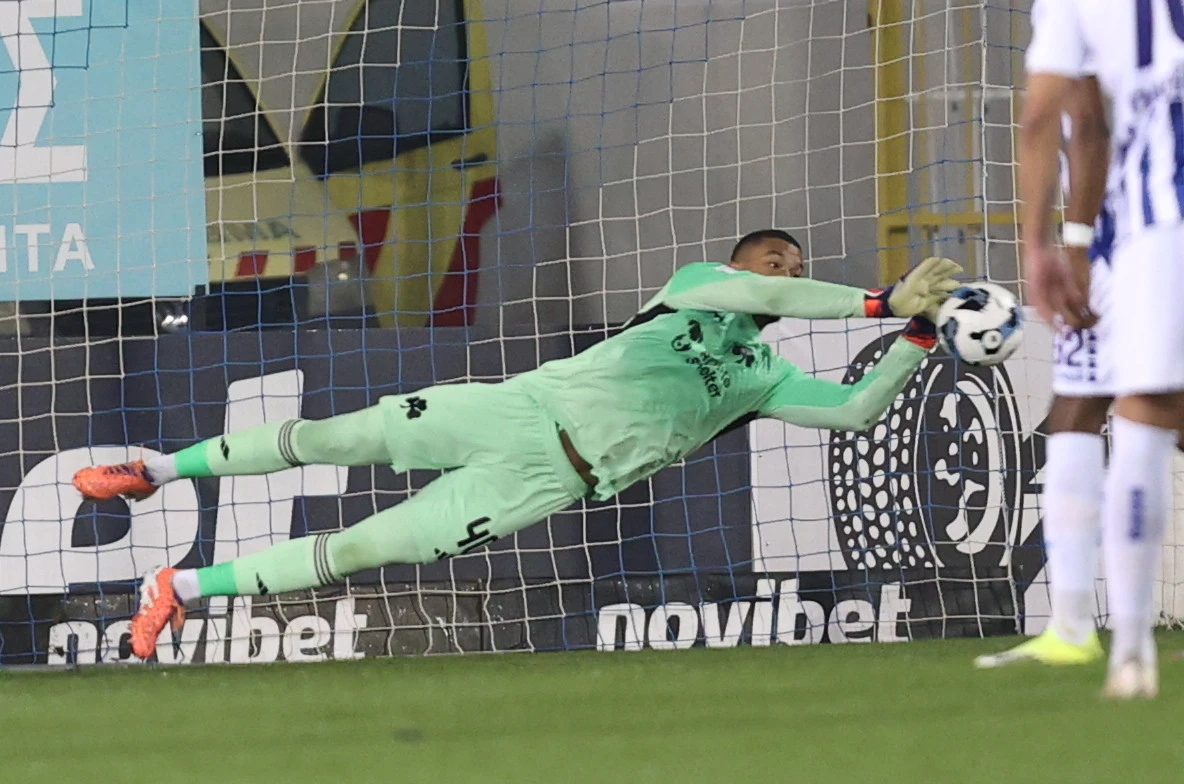 Το πέναλτι που απέκρουσε στο 13ο λεπτό ο Αλμπάν Λαφόν - ΠΗΓΗ: ΙΝΤΙΜΕ