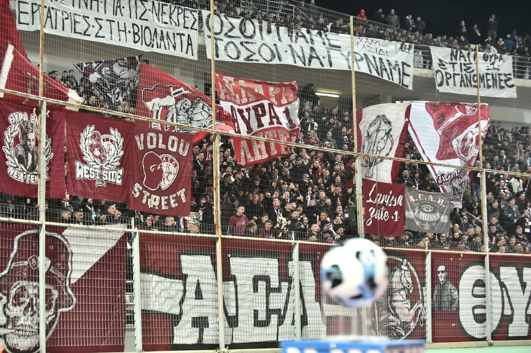 Τα πανό των οπαδών της ΑΕΛ Novibet για τις απώλειες συνανθρώπων μας σε Ρουμανία και εργοαστάσιο «Βιολάντα»