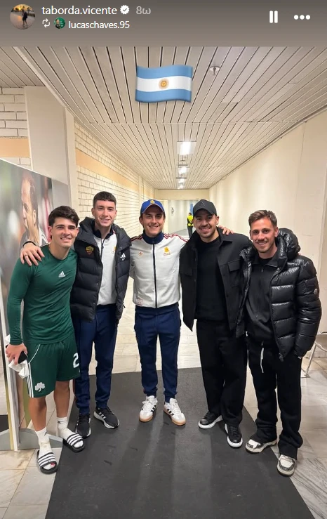 Οι Βισέντε Ταμπόρδα, Λούκας Τσάβες και Ντάνιελ Μαντσίνι με τον Πάουλο Ντιμπάλα μετά το ματς με τη Ρόμα - ΠΗΓΗ: printscreen Instagram