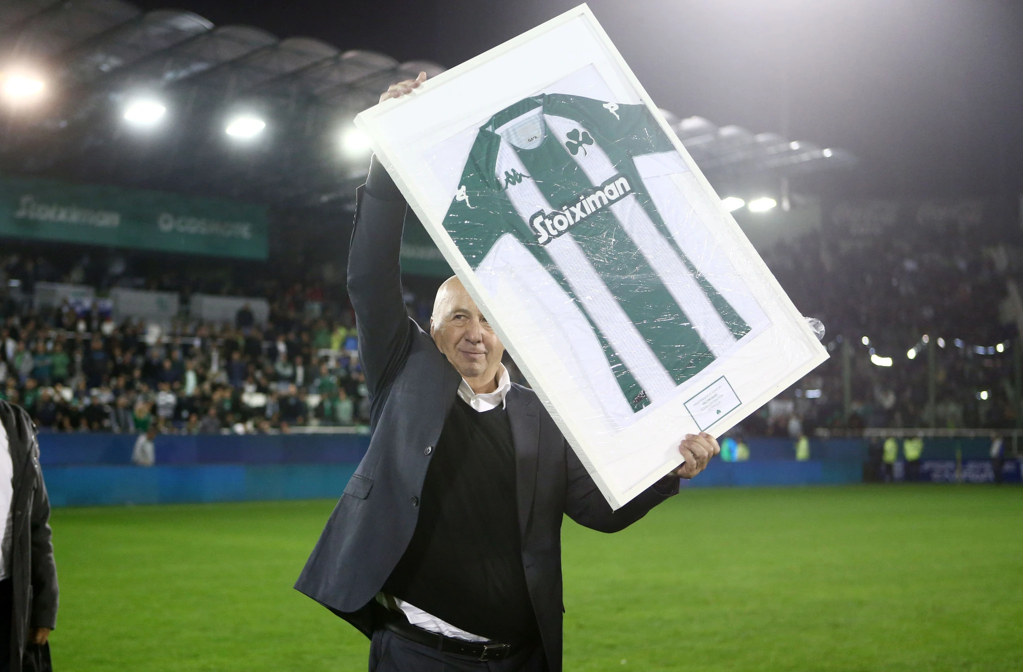 Ο Βέλιμιρ Ζάετς κατά την βράβευσή του από τον Παναθηναϊκό / Πηγή: InTime