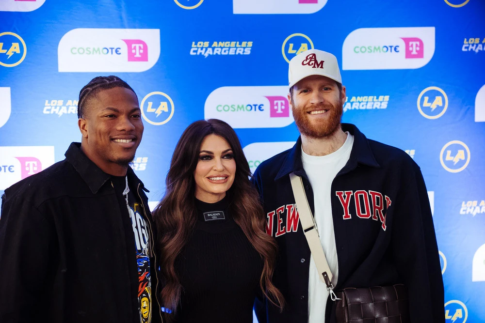 Από αριστερά: Daiyan Henley (Linebacker Los Angeles Chargers), Kimberly Guilfoyle (Πρέσβης ΗΠΑ στην Ελλάδα), Thomas Walkup (αθλητής μπάσκετ Ολυμπιακού)