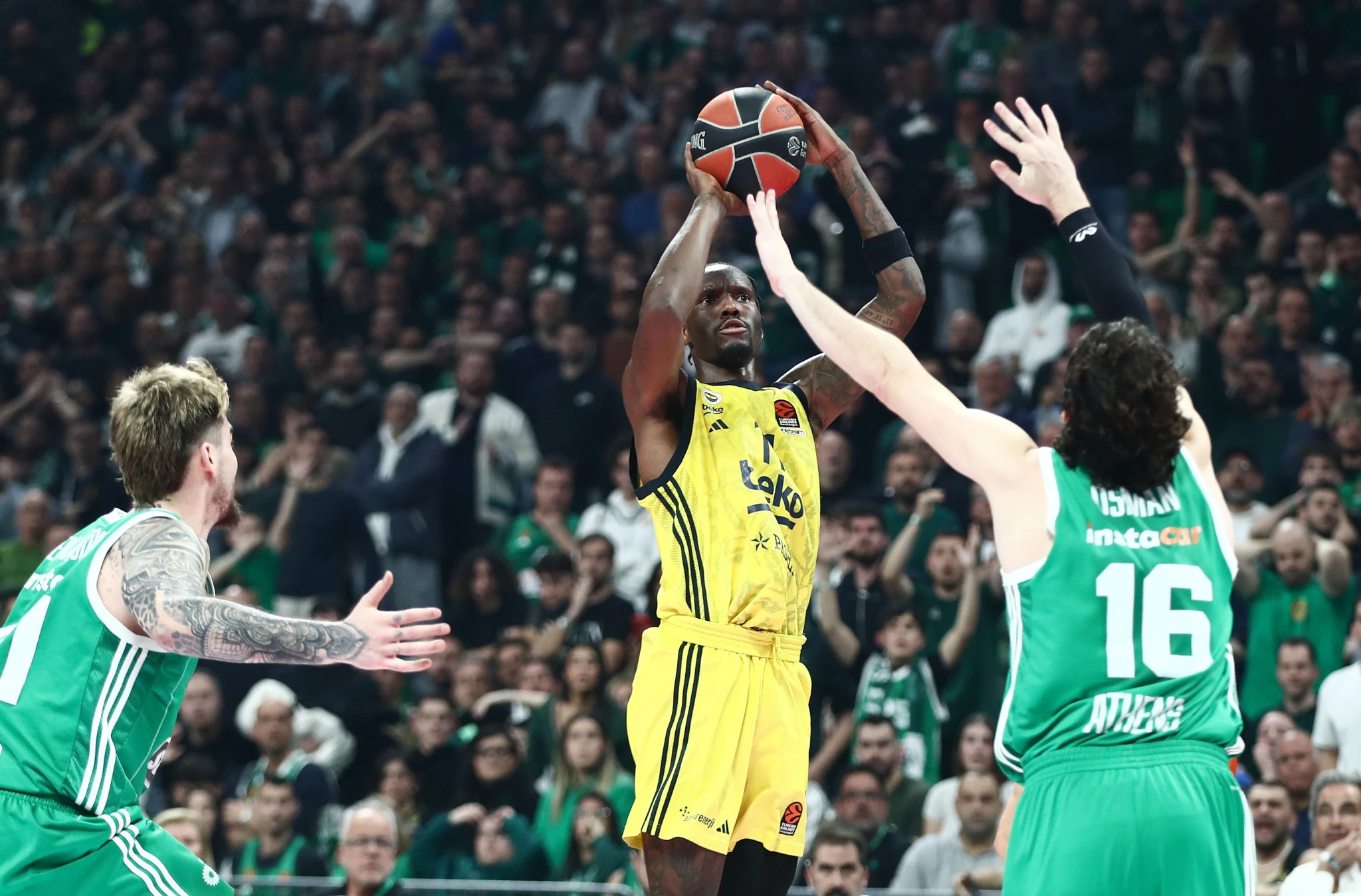 O Ντέιβις πέρυσι αστόχησε στο κρισιμότερο σουτ του Παναθηναϊκός - Φενέρμπαχτσε και ήταν ο «μοιραίος» για τους Τούρκους / Πηγή: ΙΝΤΙΜΕ