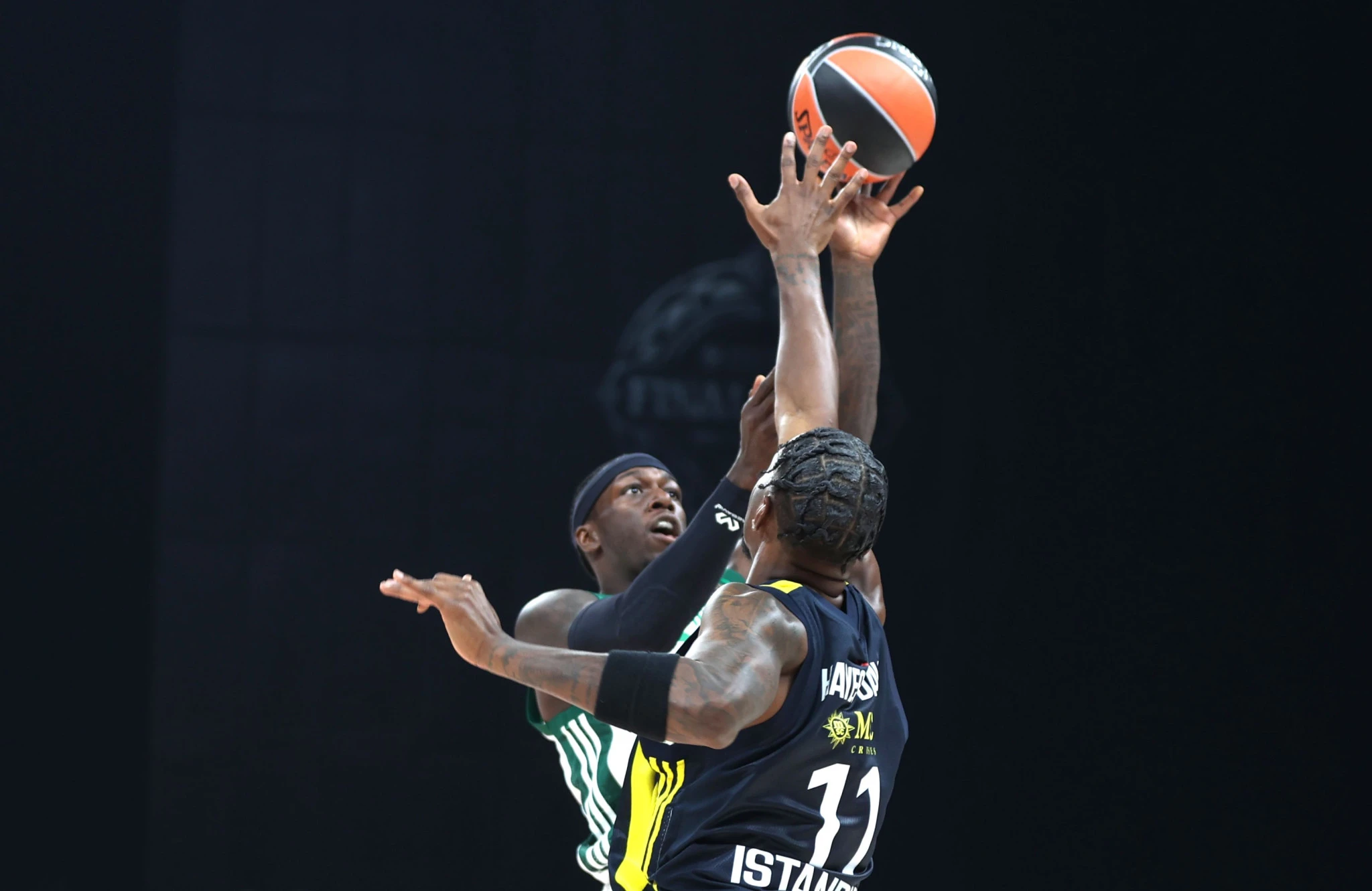 Ο Ναν σε μονομαχία με τον Χέιζ Ντέιβις στο Άμπου Ντάμπι / Πηγή: INTIME