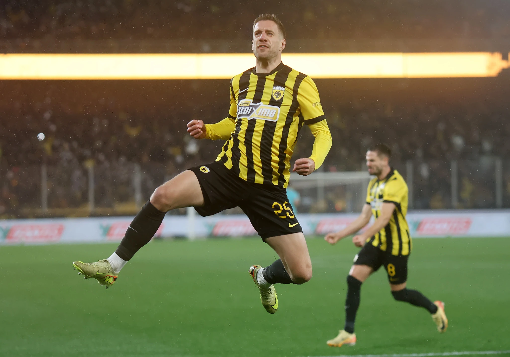 Ο Μπαρνάμπας Βάργκα πανηγυρίζει το 1-0 της ΑΕΚ κόντρα στον Ολυμπιακό /Πηγή: Intime