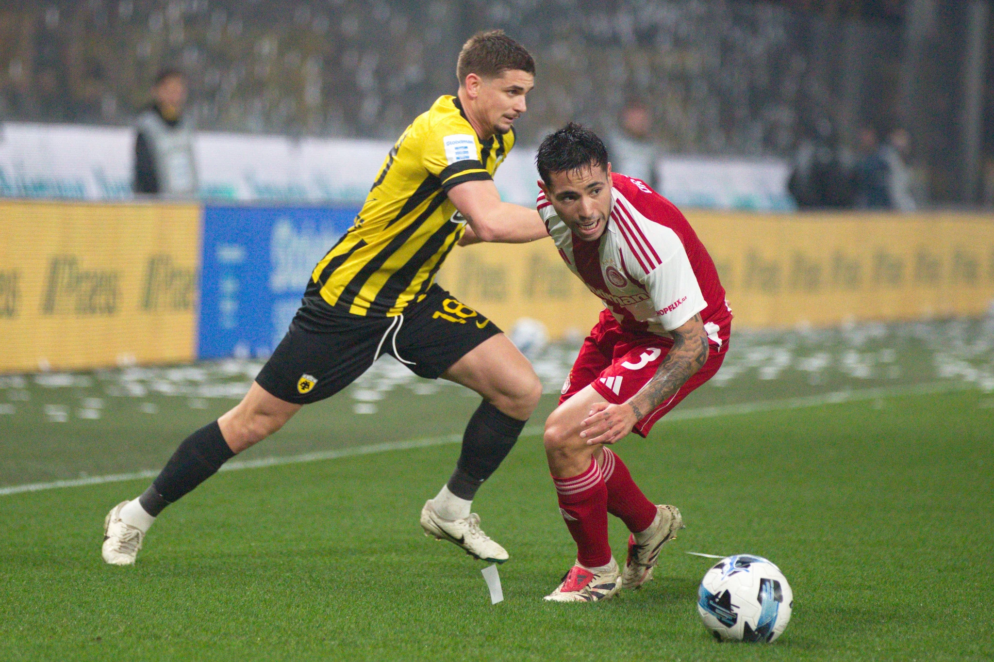 Ο Ράζβαν Μαρίν σε μονομαχία με τον Φρανσίσκο Ορτέγκα σε ΑΕΚ - Ολυμπιακός / Πηγή: Intime