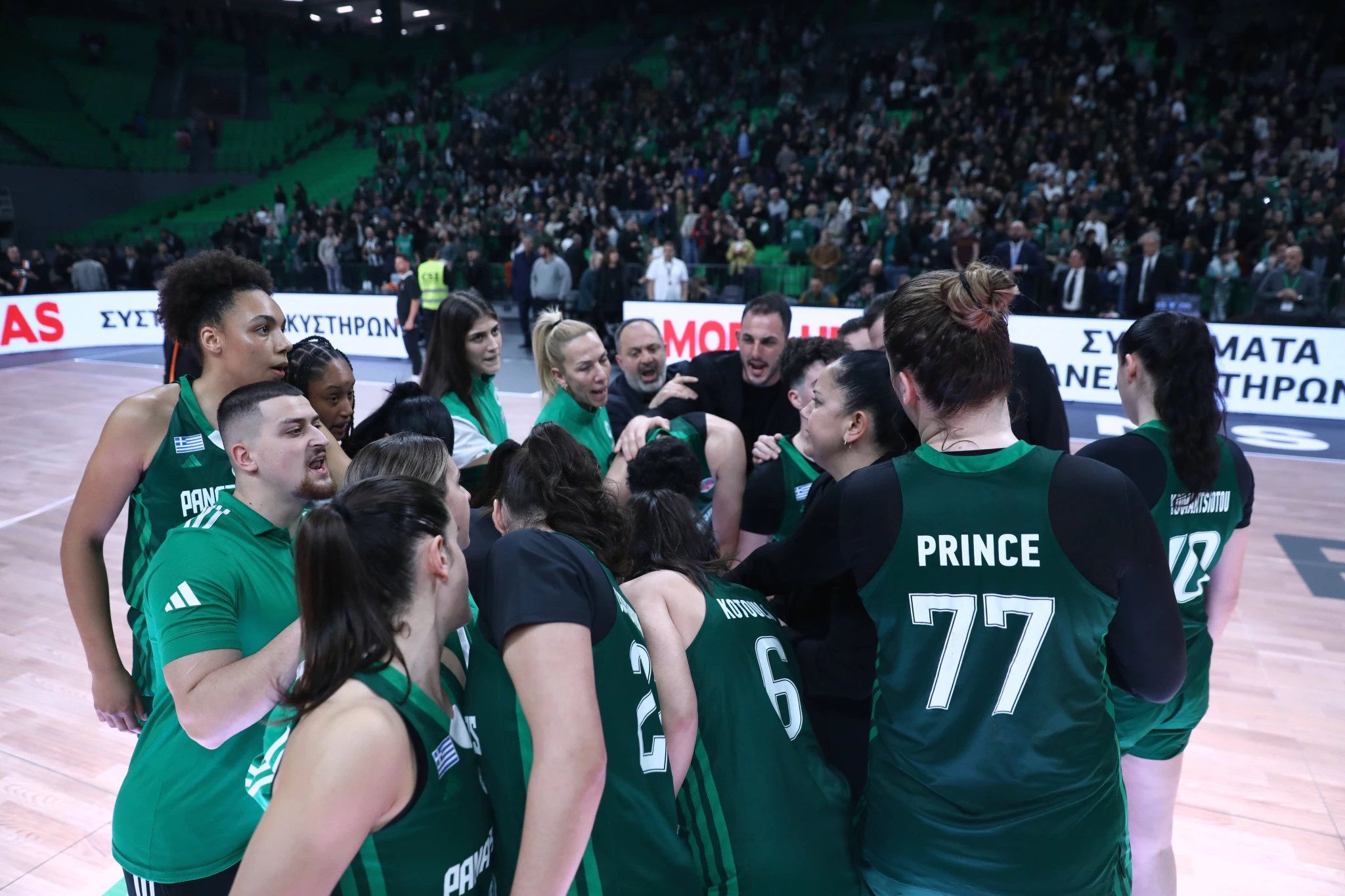 Σύσσωμη η ομάδα του Παναθηναϊκού στο T-Center / Πηγή: Eurokinissi