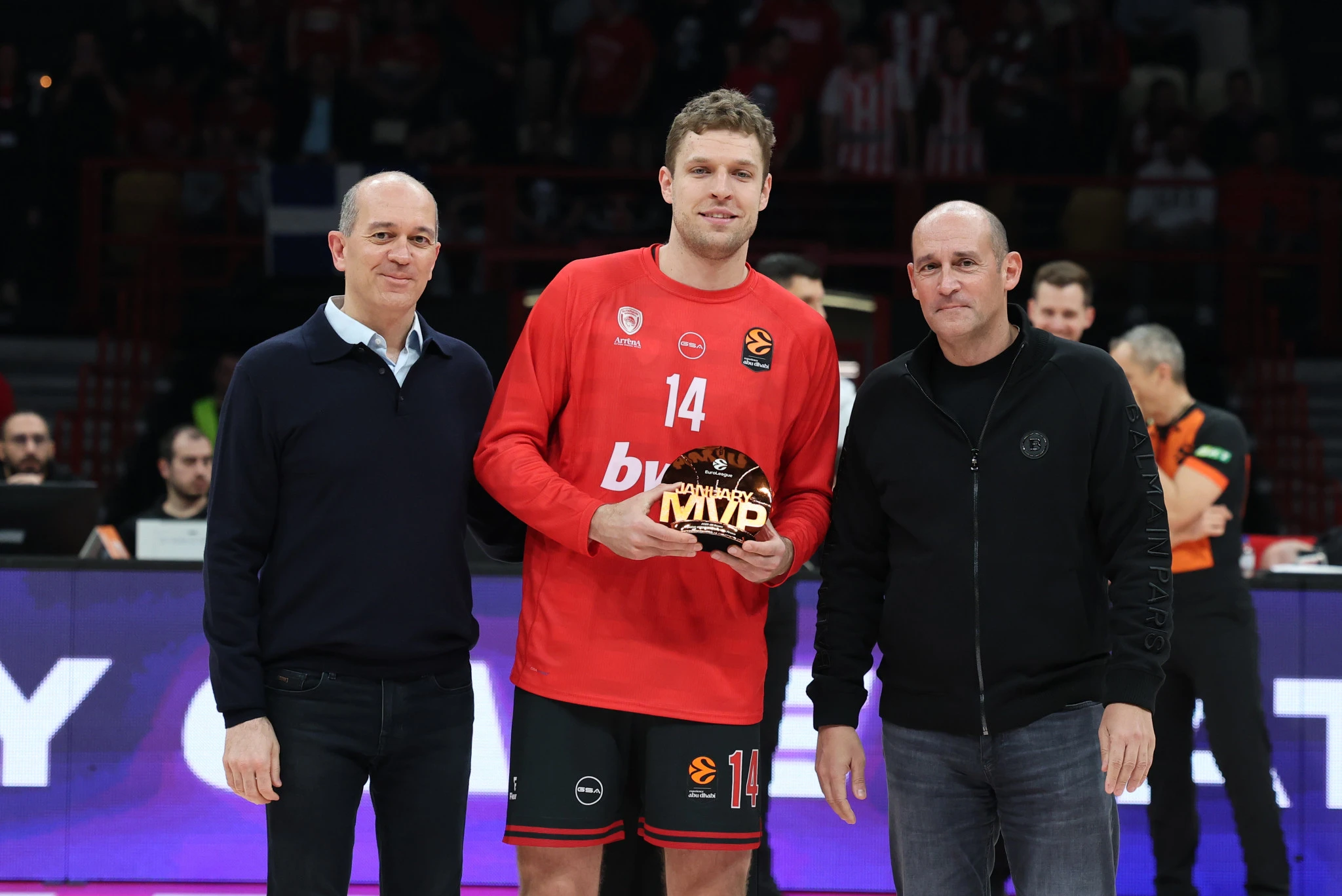 Ο Σάσα Βεζένκοφ φωτογραφίζεται με τους Αγγελόπουλους και το βραβείο MVP Ιανουαρίου / πηγή:intime