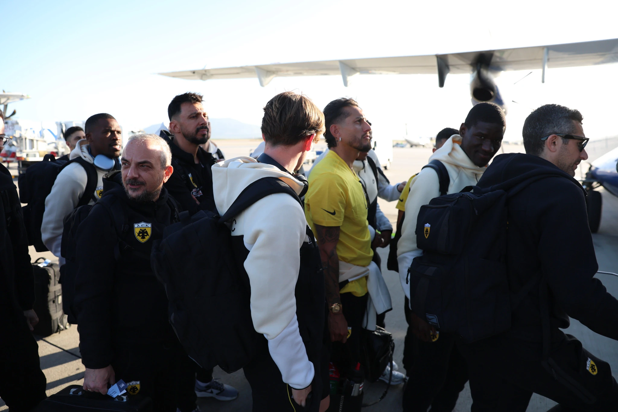 Ο Ρομπέρτο Περέιρα μαζί με τους υπόλοιπου ςπαίκτες της ΑΕΚ κατά την αναχώρηση της αποστολής για Σέρρες / Πηγή: InTime