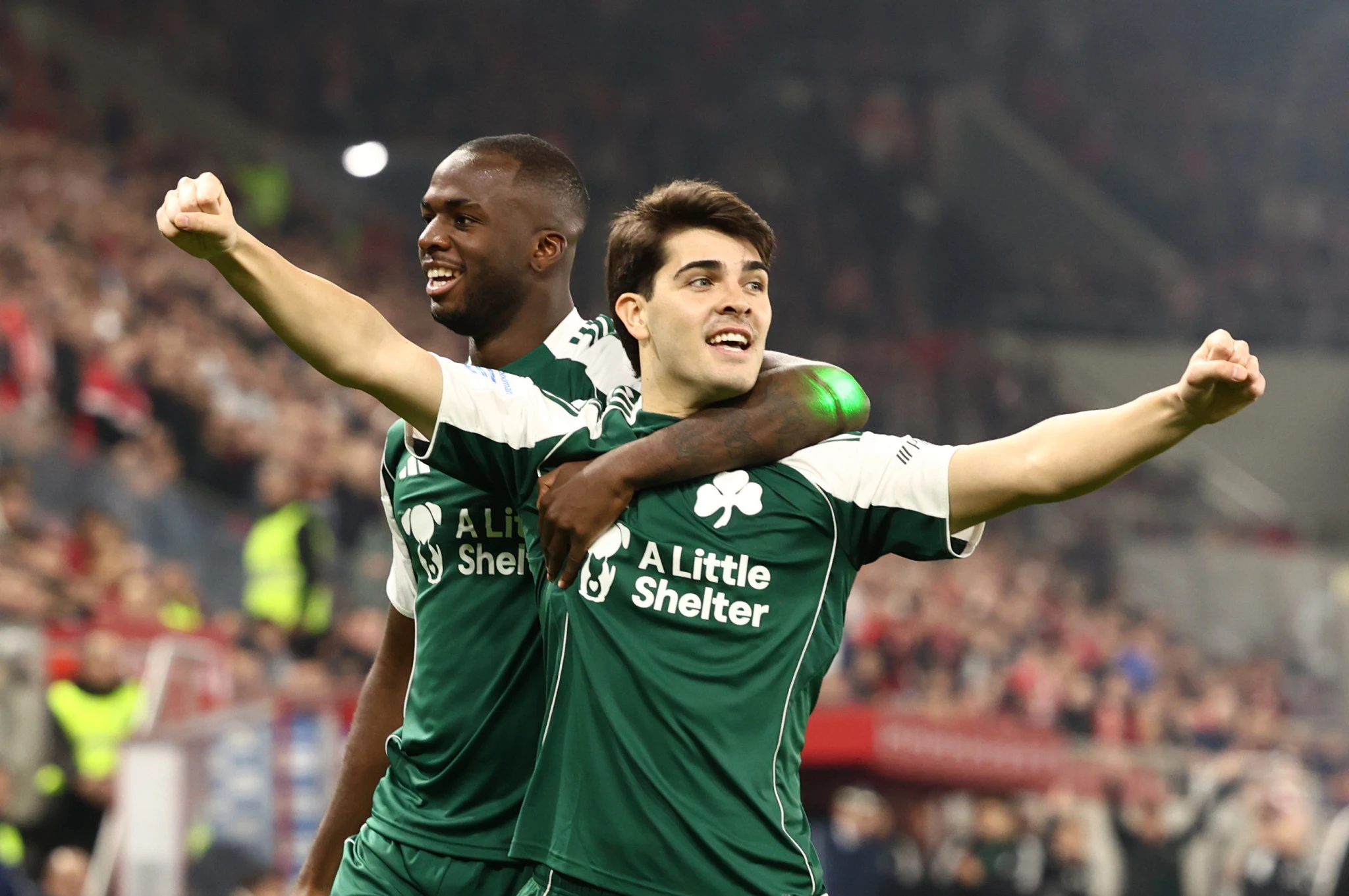 Ο Ταμπόρδα πανηγυρίζει παρέα με τον Τεττέη το γκολ του στο «Καραϊσκάκης» / Πηγή: Intime