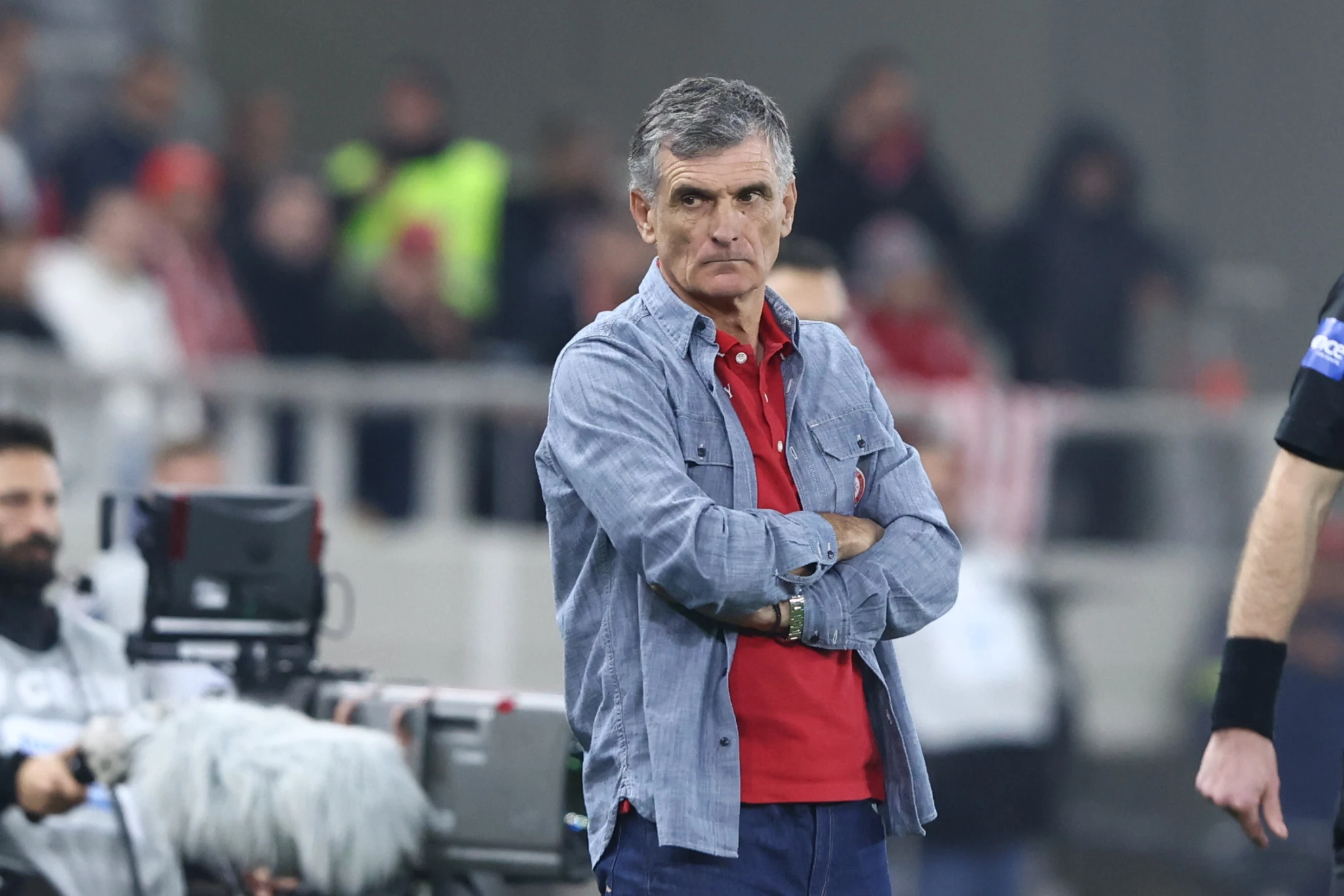 Ο Χοσέ Λουίς Μεντιλίμπαρ σκεπτικός στο ντέρμπι του Ολυμπιακού με τον Παναθηναϊκό στο Καραϊσκάκη / Πηγή: InTime