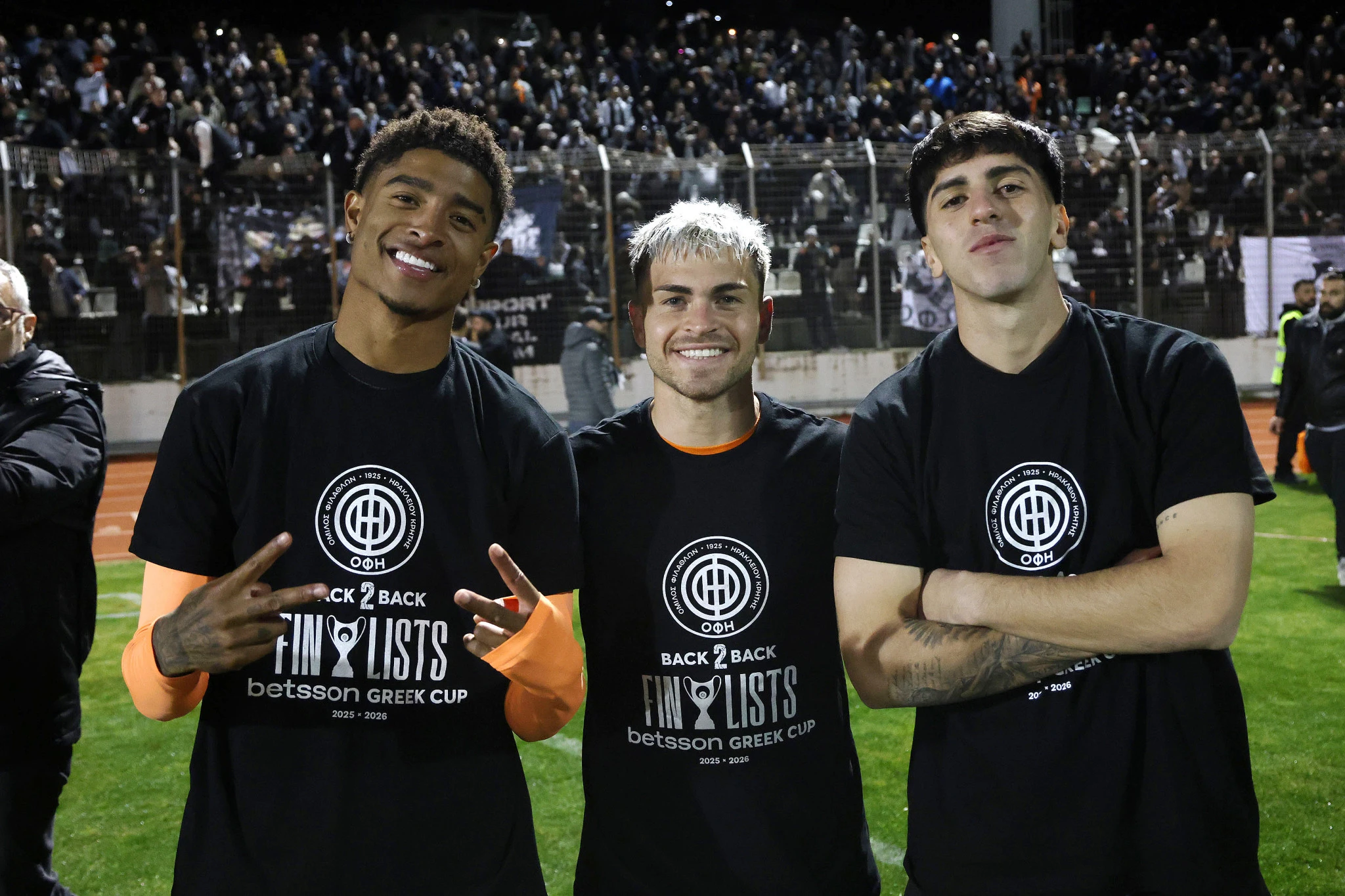 Σαλσέδο, Νους και Ρομάνο με μπλουζάκια του ΟΦΗ / Πηγή: Intime