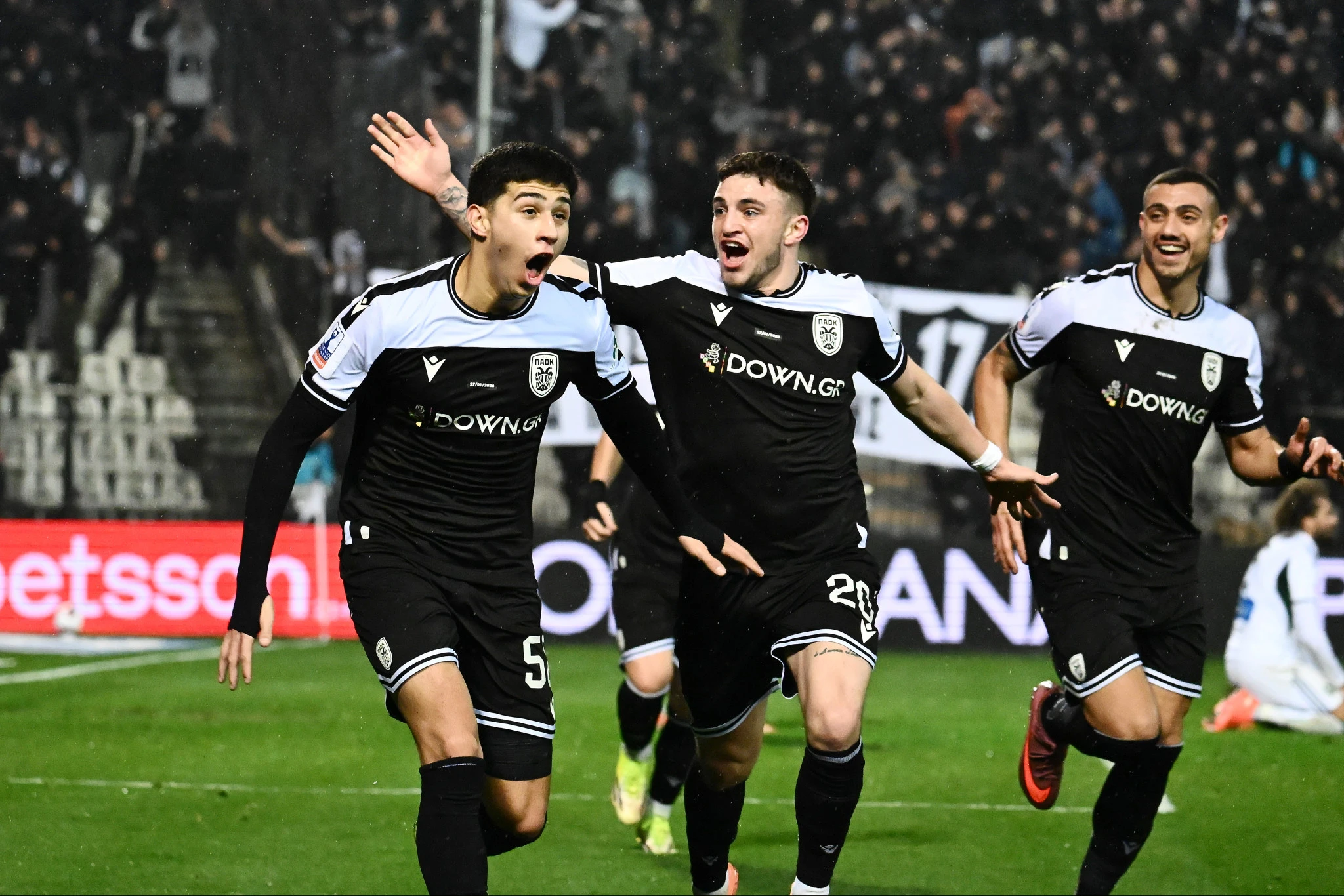 Χατσίδης, Γιακουμάκης, Ζαφείρης πανηγυρίζουν το 2-0 του ΠΑΟΚ / Πηγή: Intime
