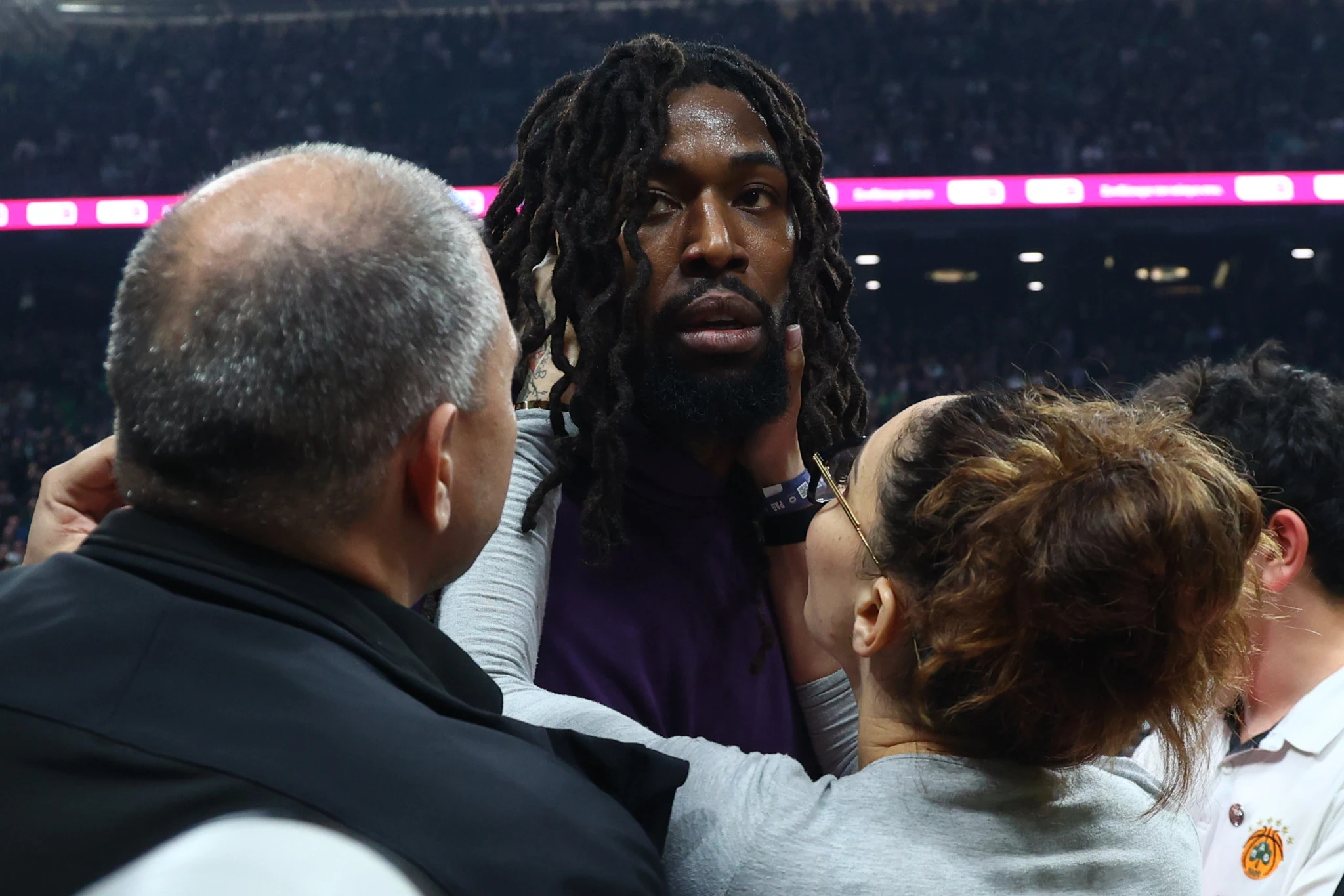 Στιγμές από την ένταση μετά το τέλος του Παναθηναϊκός - Φενέρμπαχτσε, Πηγή: Intime