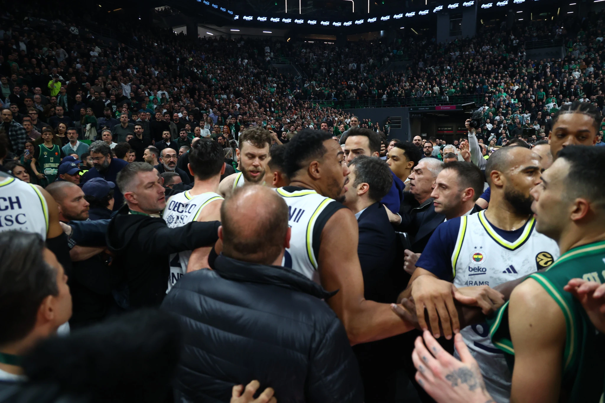 Στιγμές από την ένταση μετά το τέλος του Παναθηναϊκός - Φενέρμπαχτσε, Πηγή: Intime