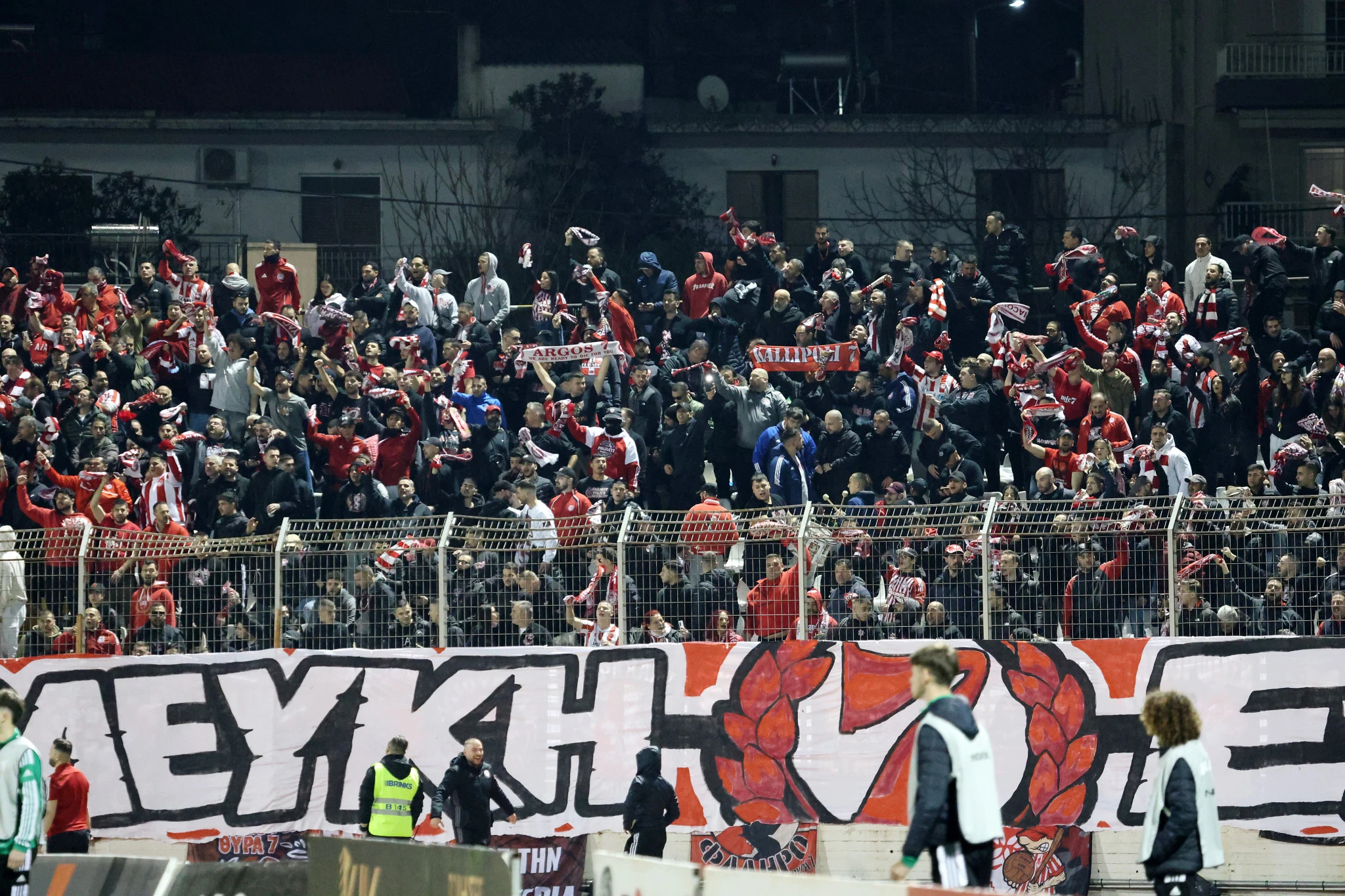 Εντυπωσιακή ατμόσφαιρα από τον κόσμο του Ολυμπιακού / Πηγή: Intime