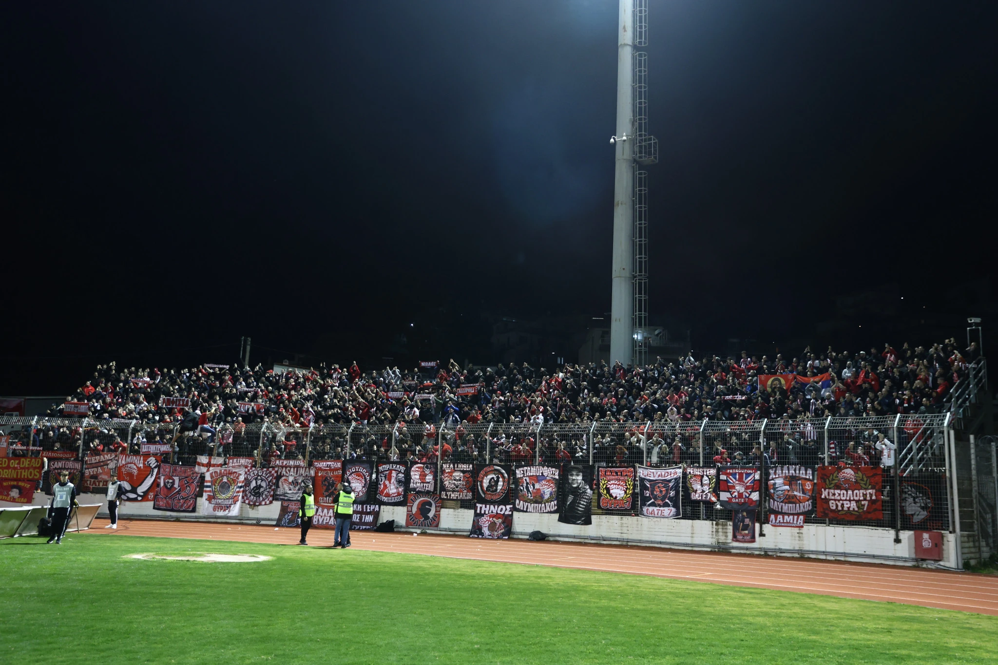 Εντυπωσιακή ατμόσφαιρα από τον κόσμο του Ολυμπιακού / Πηγή: Intime