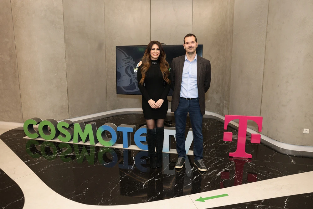 Από αριστερά: Αντρέα Παλομπαρίνι (δημοσιογράφος), Kimberly Guilfoyle (Πρέσβης ΗΠΑ στην Ελλάδα), Daiyan Henley (Linebacker Los Angeles Chargers), Μάνος Σπανόπουλος (δημοσιογράφος)  