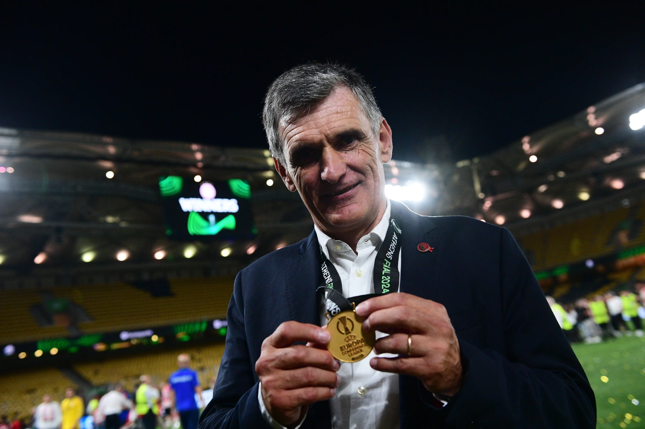 Ο Χοσέ Λουίς Μεντιλίμπαρ με το μετάλλιο του Conference League, μετά το... έπος με τη Φιορεντίνα στον τελικό / Πηγή: Eurokinissi