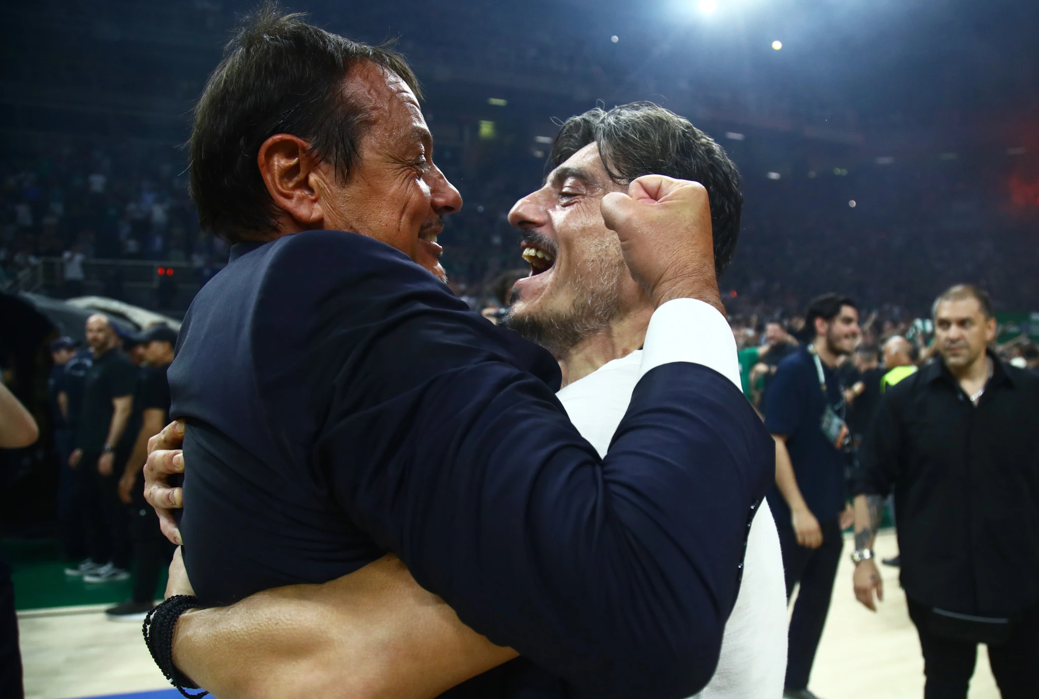 Ο θερμός εναγκαλισμός ανάμεσα σε Δημήτρη Γιαννακόπουλο και Εργκίν Αταμάν / Πηγή: Eurokinissi