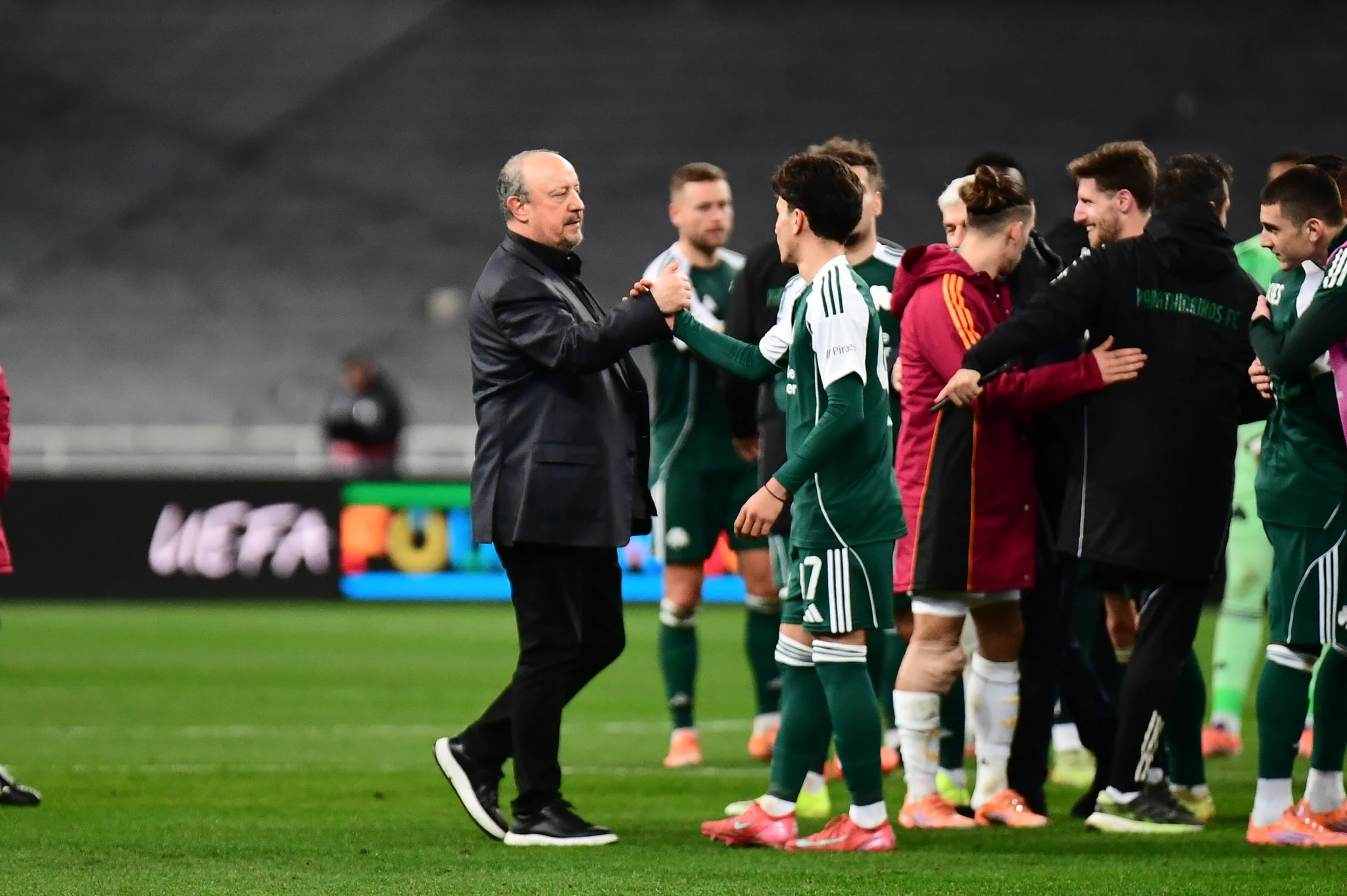 Ο Ράφα Μπενίτεθ με τον νεαρό Σωτήρη Τερζή στον αγώνα του Παναθηναϊκού με την Ρόμα στο ΟΑΚΑ / Πηγή: Eurokinissi