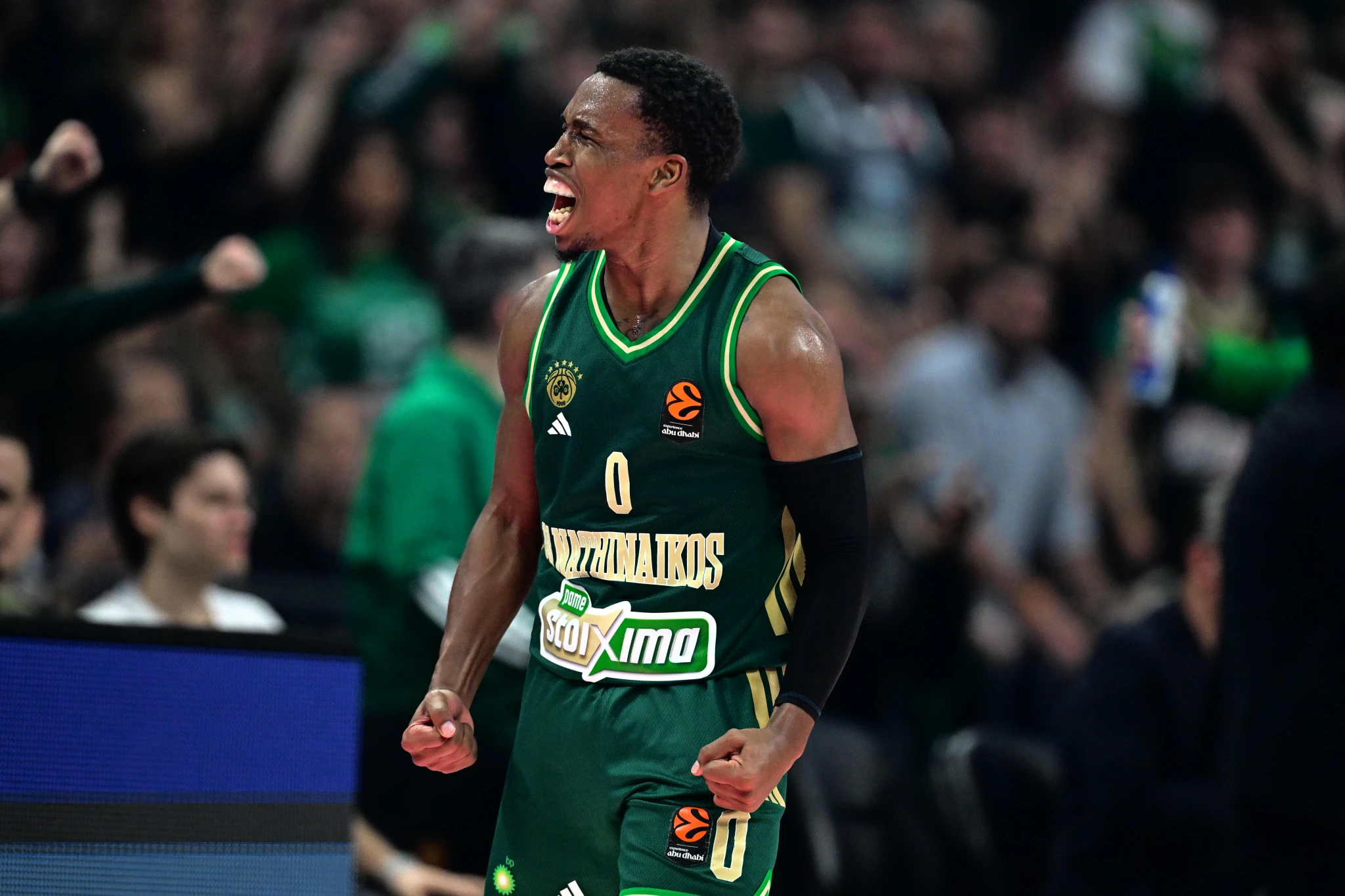 O... τρελαμένος Σορτς του Παναθηναϊκού, πανηγυρίζει ένα από τα καλάθια του απέναντι στη Ρεάλ Μαδρίτης / Πηγή: Eurokinissi