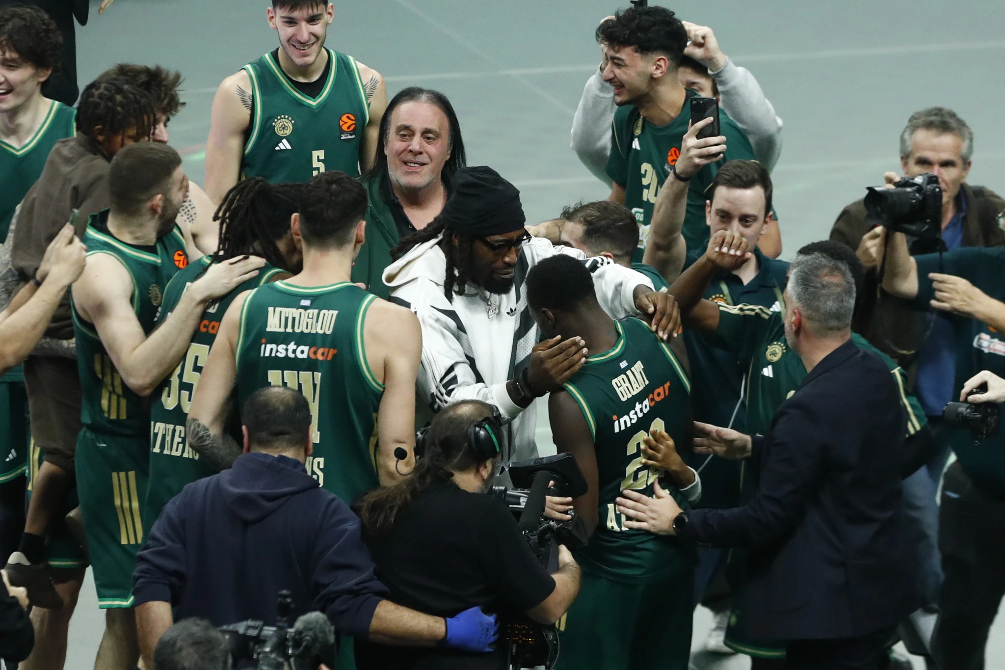 Οι πανηγυρισμοί των παικτών του Παναθηναϊκού με τον Γκραντ στο επίκεντρο, Πηγή: Eurokinissi