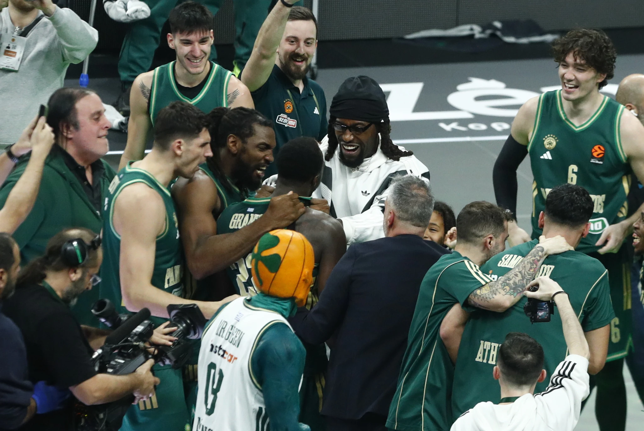 Οι πανηγυρισμοί των παικτών του Παναθηναϊκού με τον Γκραντ στο επίκεντρο, Πηγή: Eurokinissi