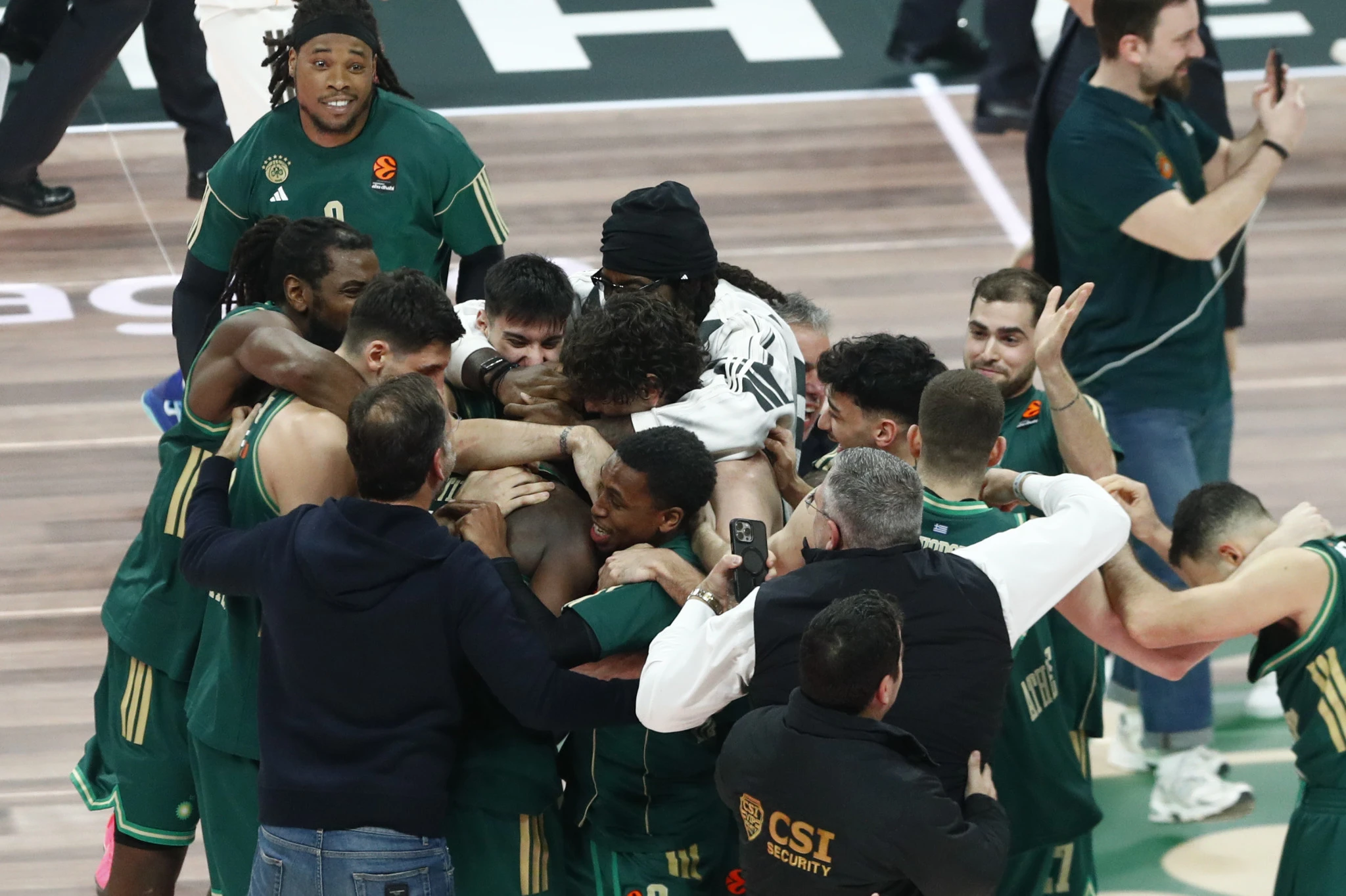 Οι πανηγυρισμοί των παικτών του Παναθηναϊκού με τον Γκραντ στο επίκεντρο, Πηγή: Eurokinissi