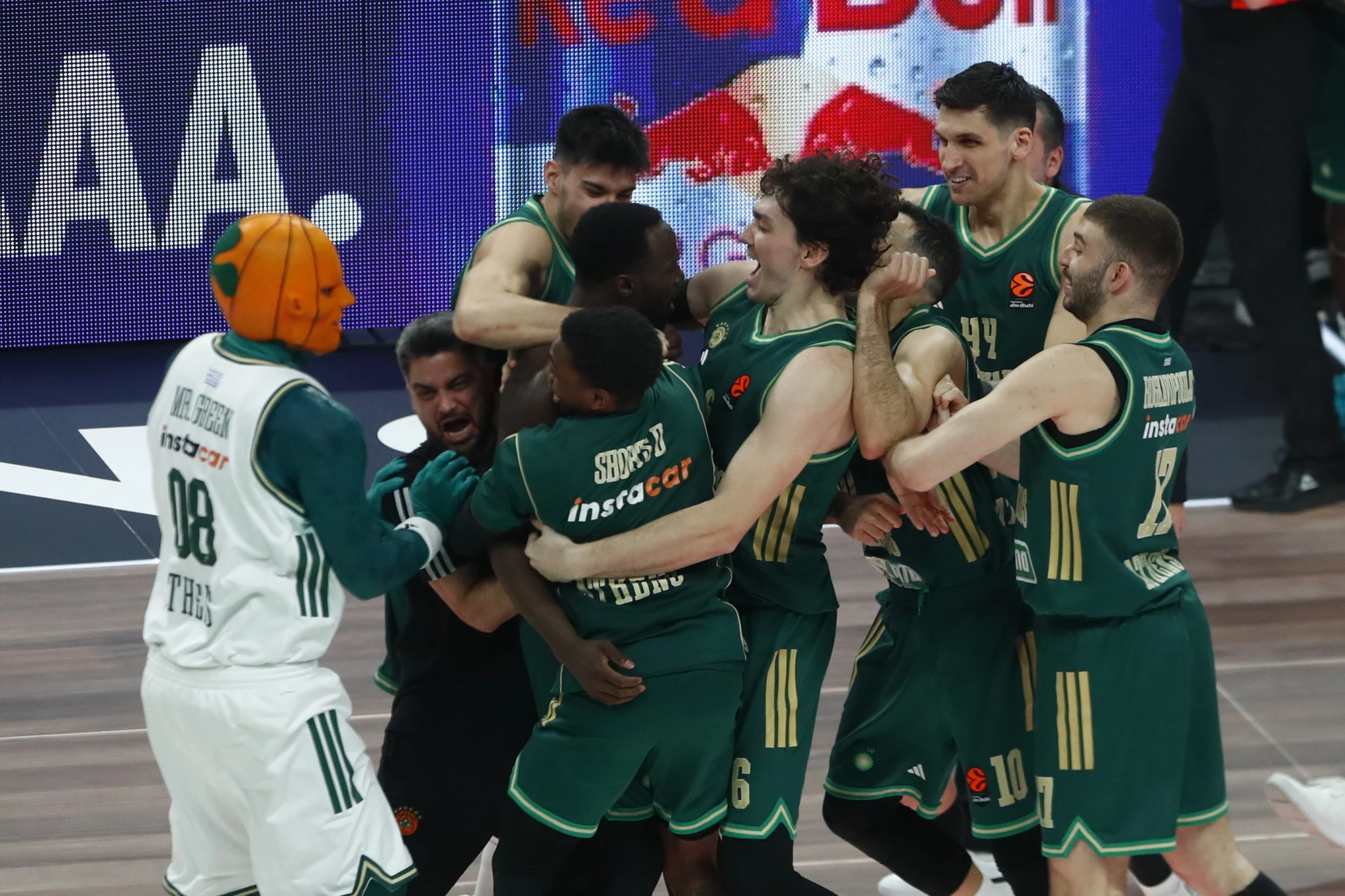 Οι πανηγυρισμοί των παικτών του Παναθηναϊκού με τον Γκραντ στο επίκεντρο, Πηγή: Eurokinissi