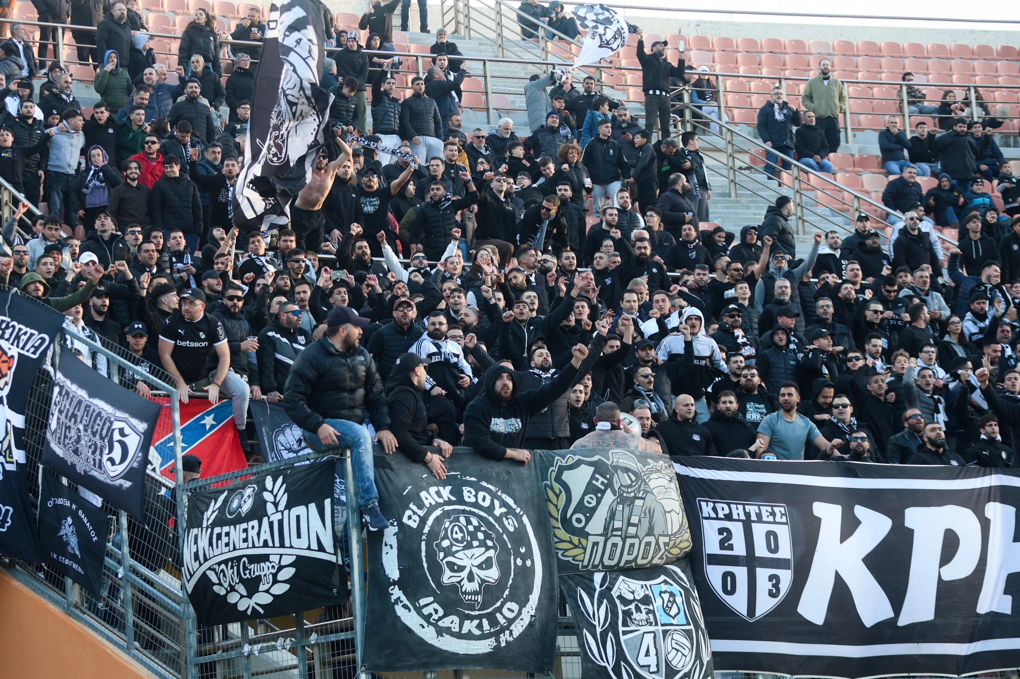 Οι οπαδοί του ΟΦΗ στο Παγκρήτιο για τον ημιτελικό ανάμεσα σε ΟΦΗ και Λεβαδειακό / Πηγή: Intime