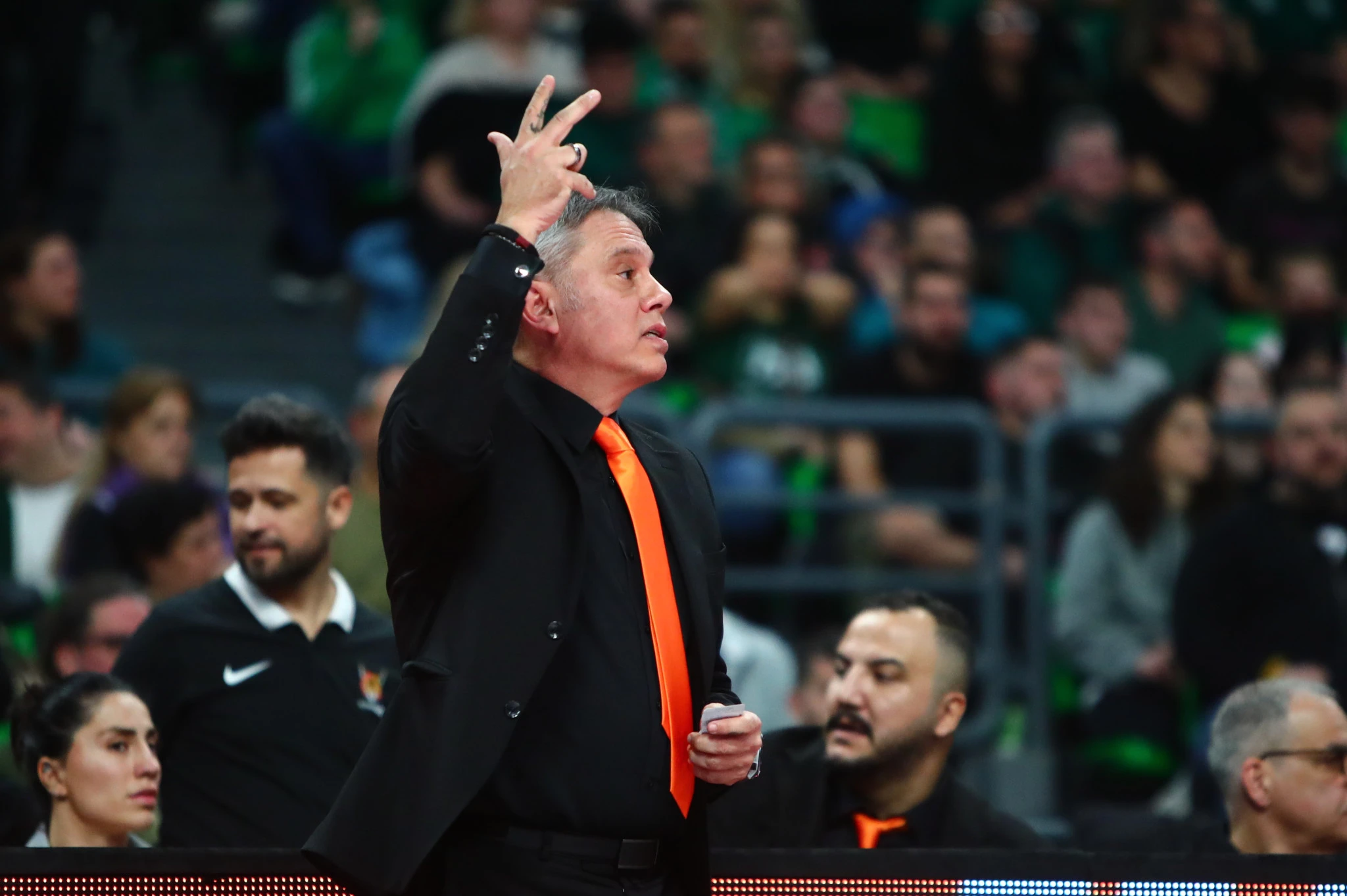 Συνεχώς ανήσυχος ο κόουτς Δικαιουλάκος. δίνει οδηγίες στις αθλήτριές του / Πηγή: Eurokinissi