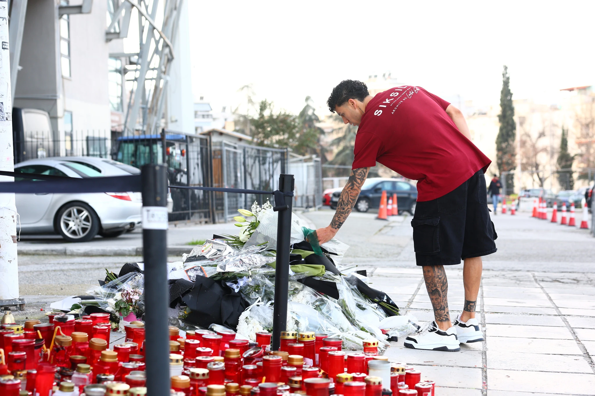 Ο Χόρχε Σάντσες στο μνημείο των θυμάτων του ΠΑΟΚ / Πηγή: Eurokinissi