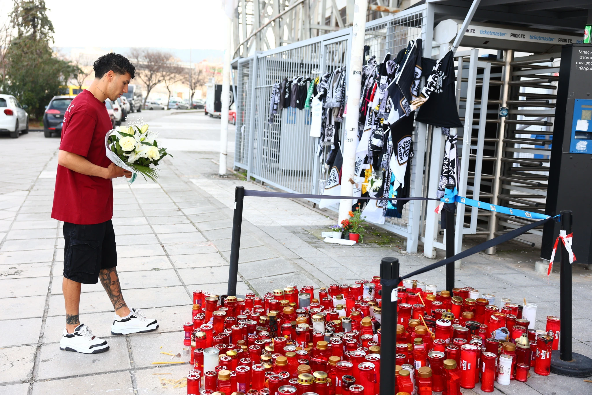 Ο Χόρχε Σάντσες στο μνημείο των θυμάτων του ΠΑΟΚ / Πηγή: Eurokinissi