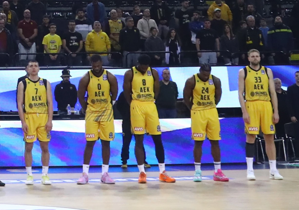 Τα παπούτσια που φόρεσε ο Γκρέι στο πρώτο ημίχρονο (δεύτερος από αριστερά στη σειρά)