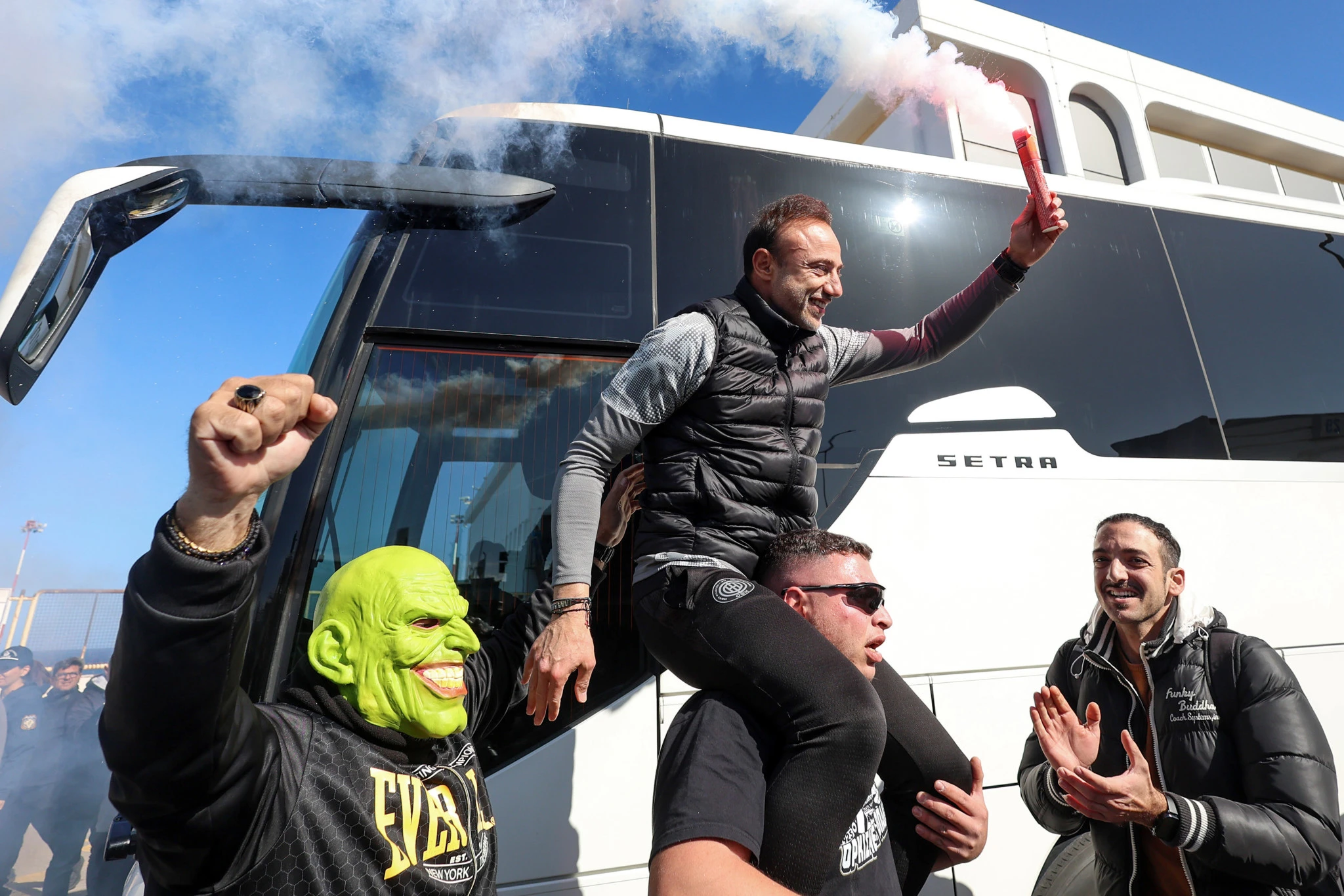 Η αποθέωση στην αποστολή του ΟΦΗ στο αεροδρόμιο από τους οπαδούς / Πηγή:&nbsp;Eurokinissi