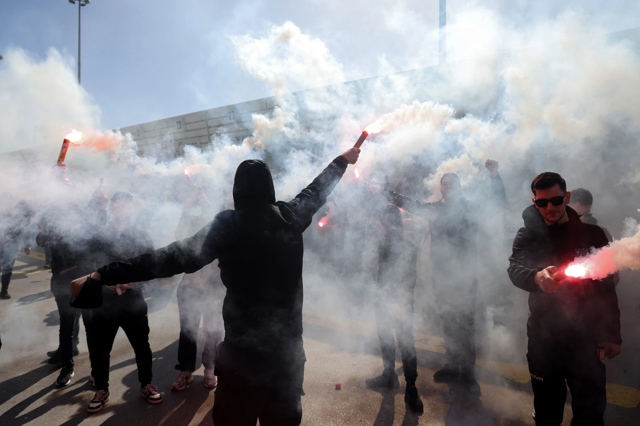 Η αποθέωση στην αποστολή του ΟΦΗ στο αεροδρόμιο από τους οπαδούς / Πηγή:&nbsp;Eurokinissi